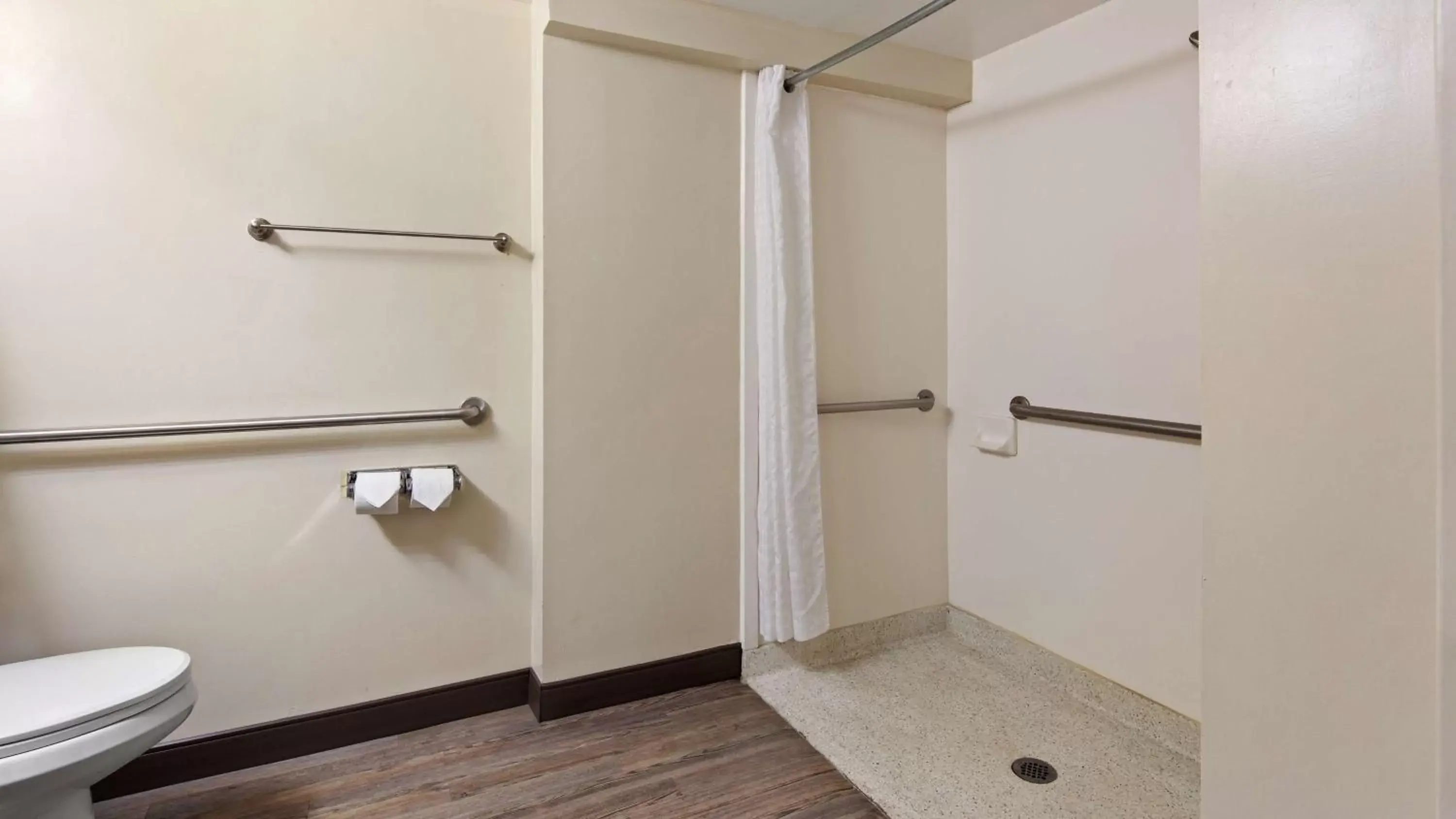 Bathroom in Best Western Oak Manor