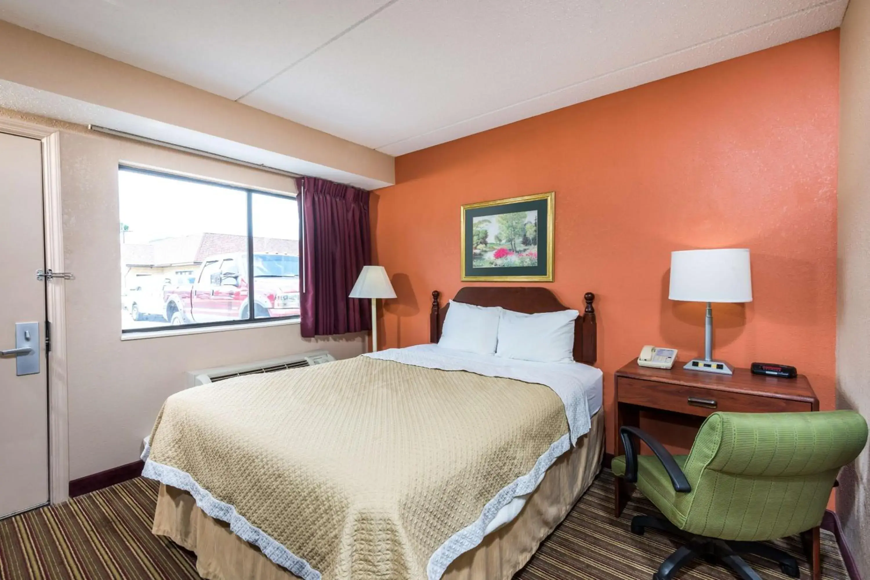 Photo of the whole room, Room Photo in Days Inn by Wyndham Pittsburgh-Harmarville