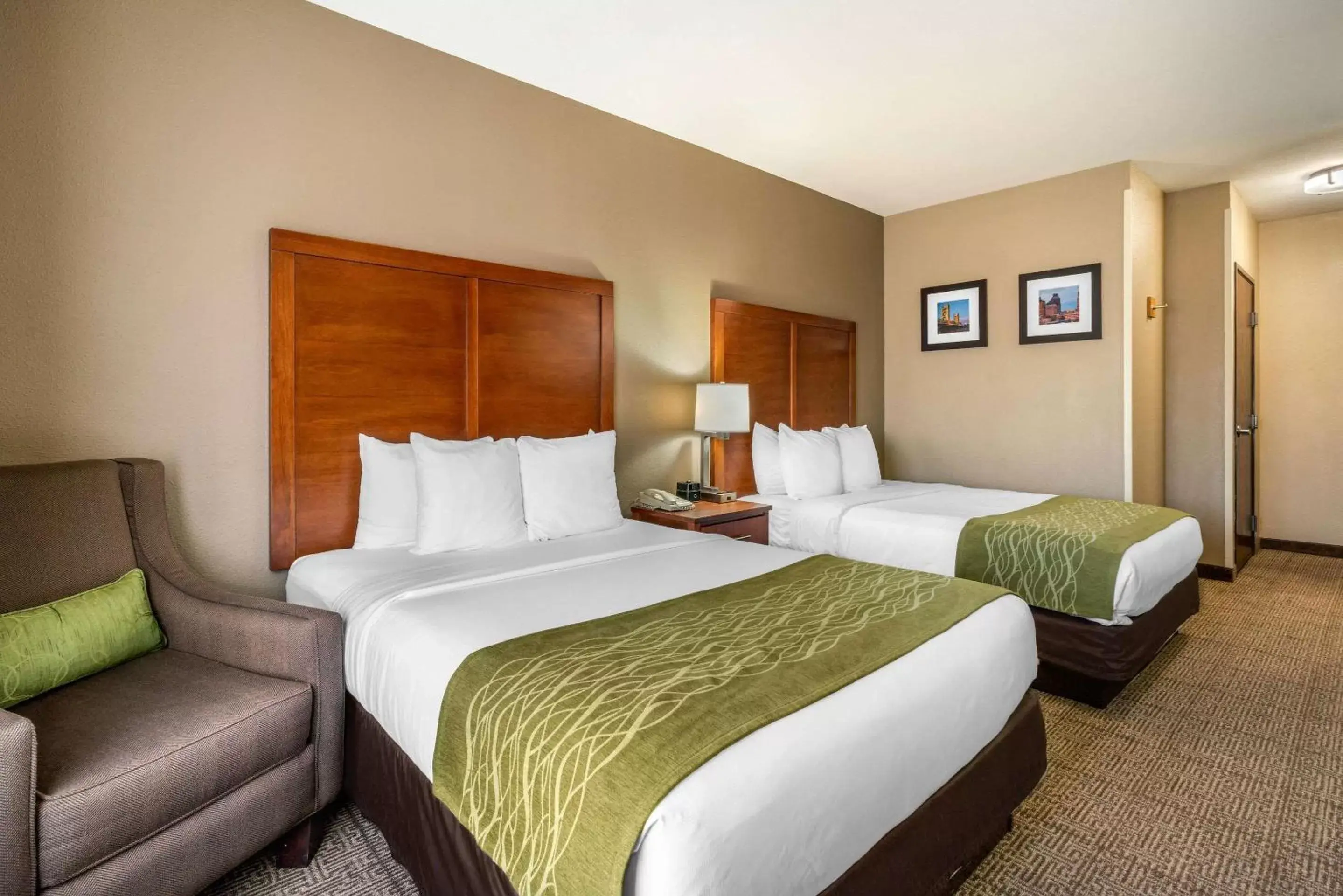 Photo of the whole room, Bed in Comfort Inn & Suites Sacramento – University Area