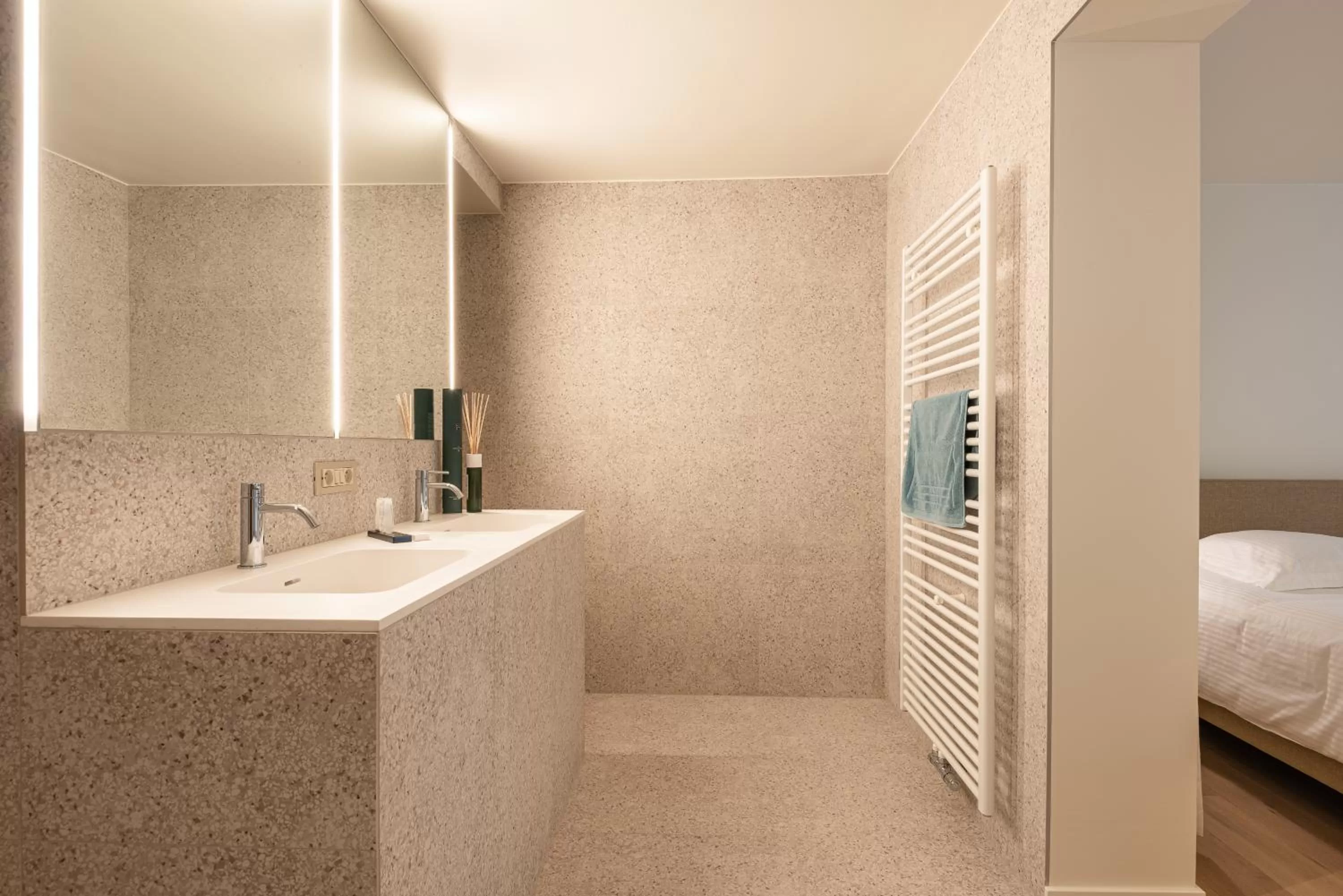 Bathroom, Bed in Gepetto's - Beautiful stay in the Historic centre of Ghent -