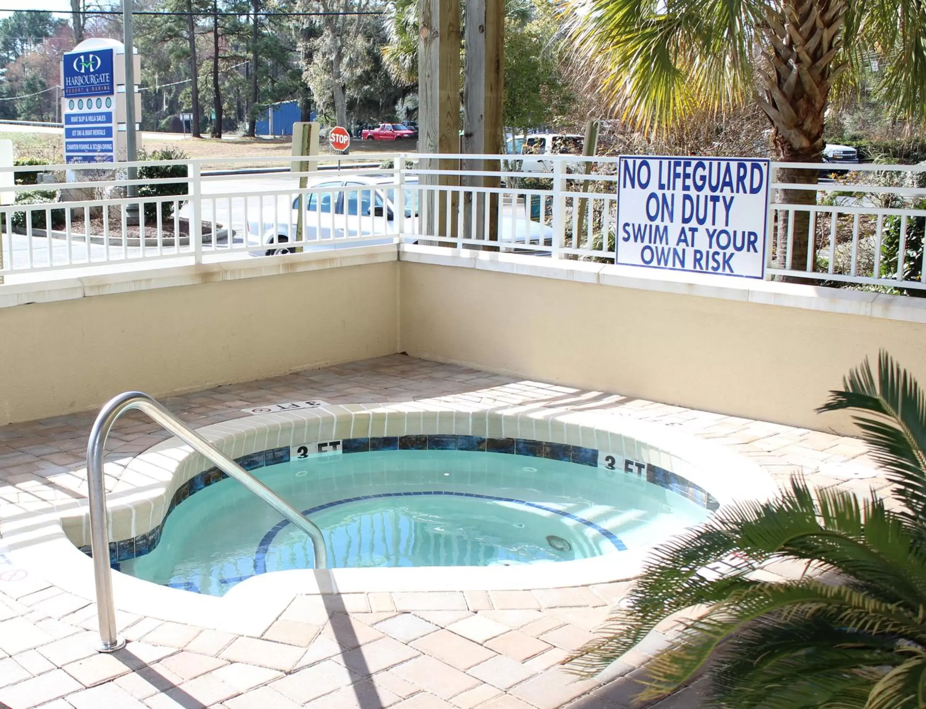 Area and facilities, Swimming Pool in Harbourgate Marina Club