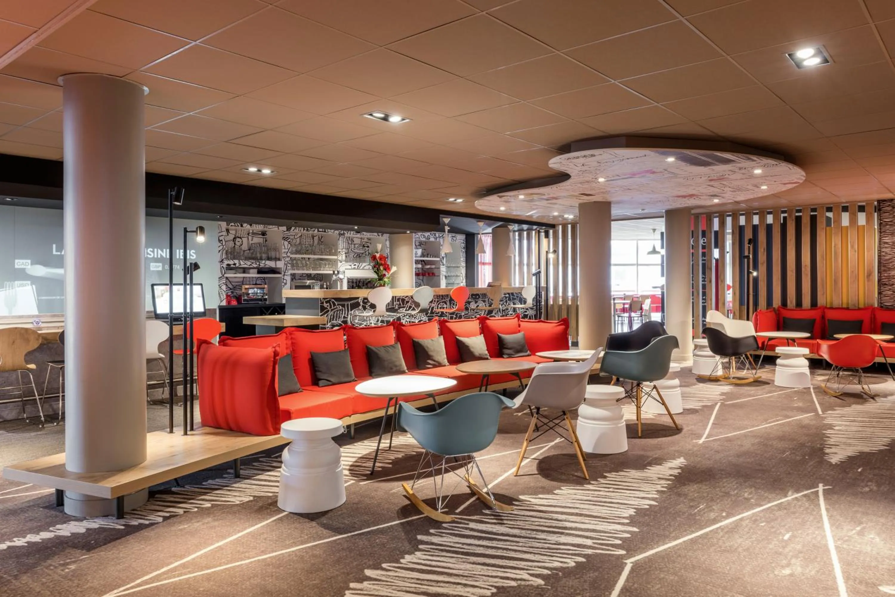 Lounge or bar in ibis Saint Quentin en Yvelines - Vélodrome
