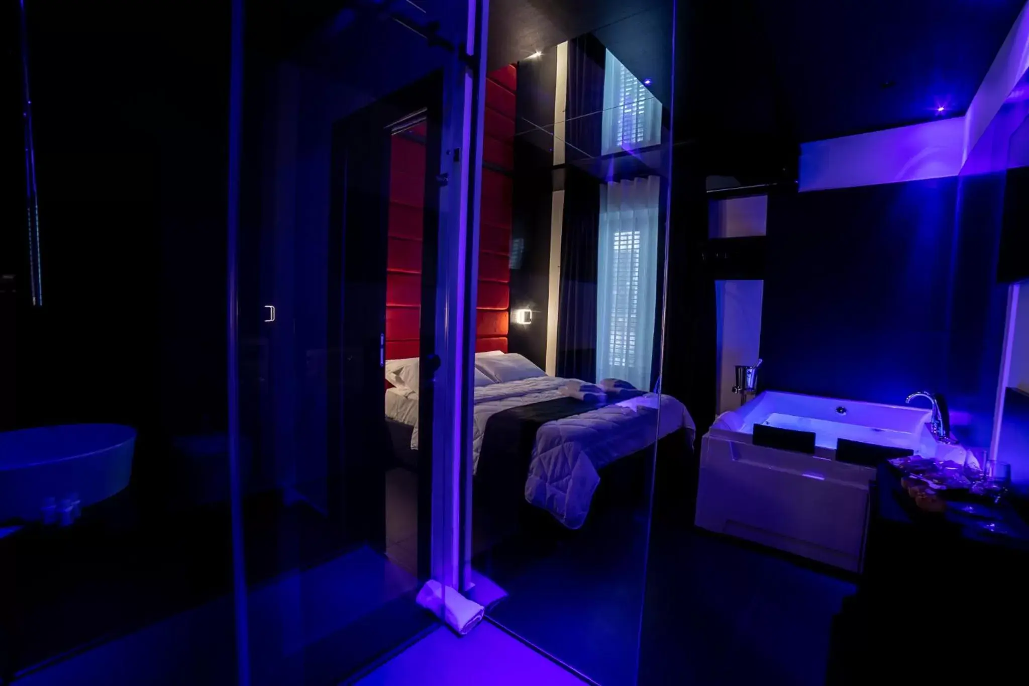 Bed, Bathroom in Maximum hub suite&spa