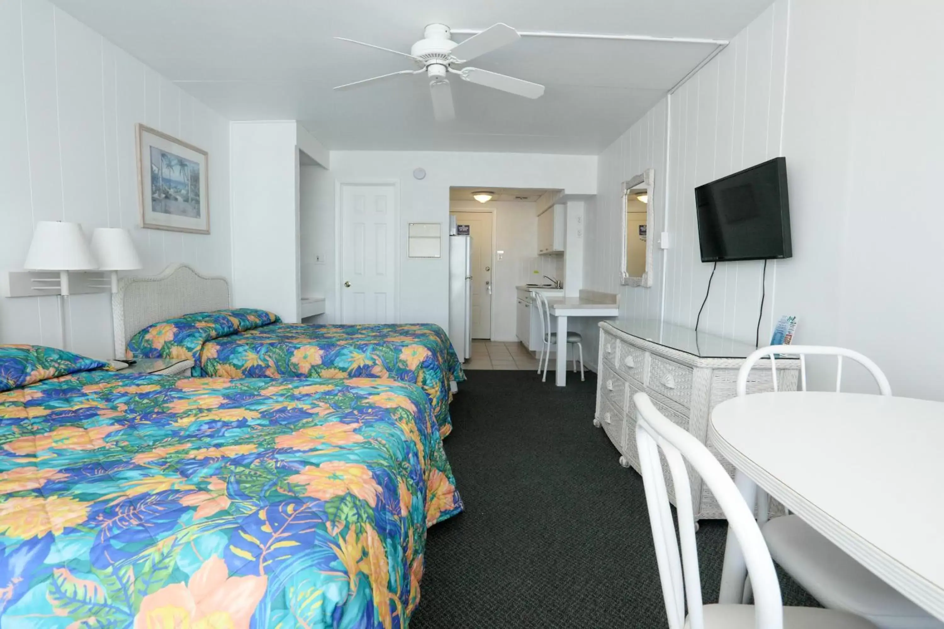 Photo of the whole room, Bed in Commander by the Sea Motel