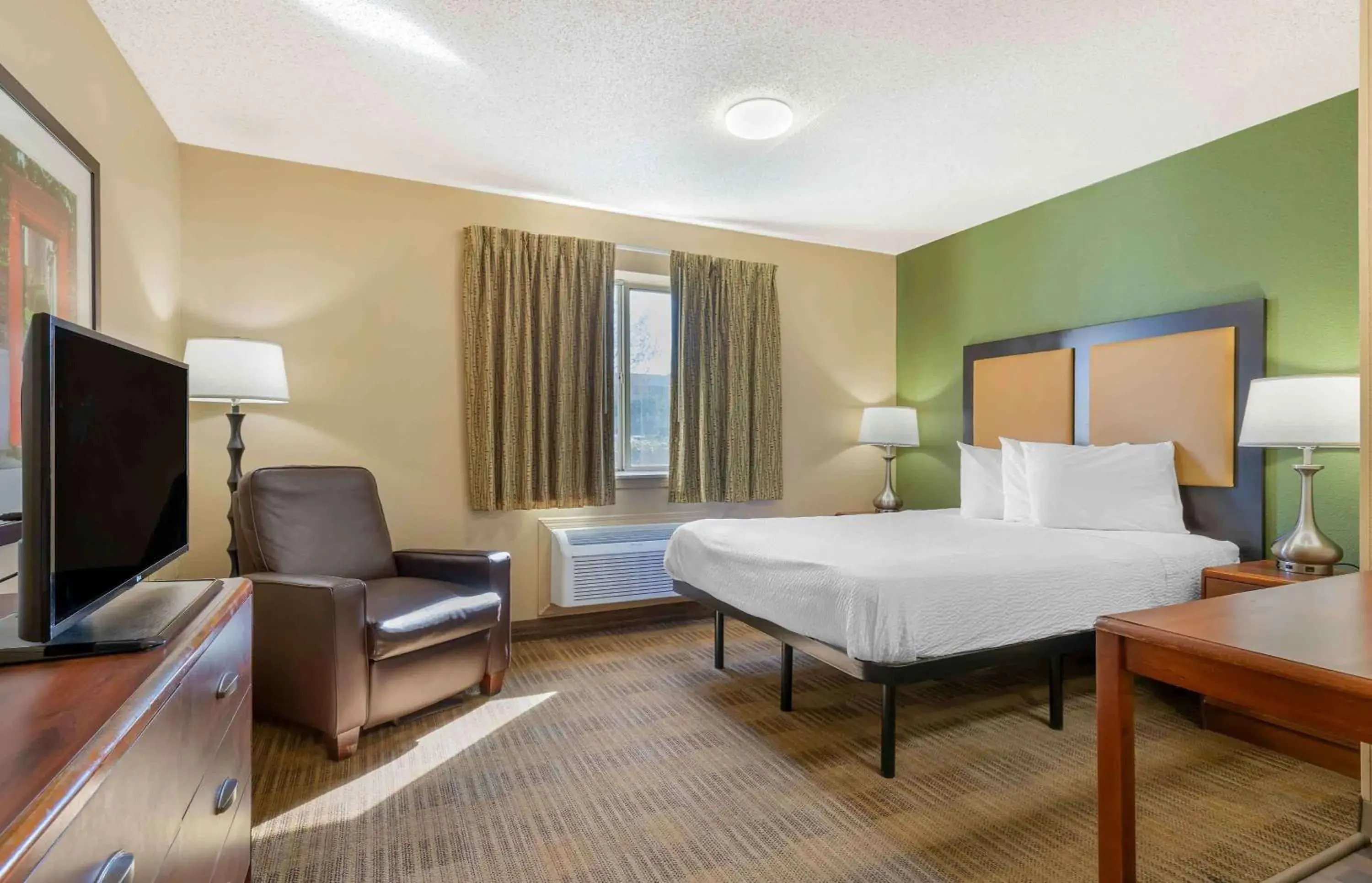 Bedroom in Extended Stay America Suites - Tulsa - Midtown