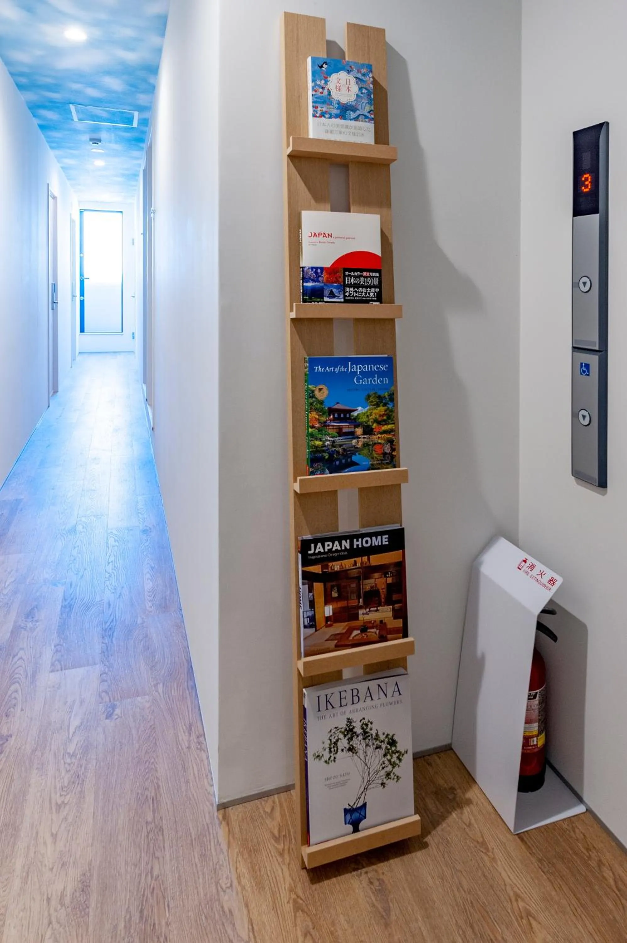 Communal lounge/ TV room in plat hostel keikyu haneda home