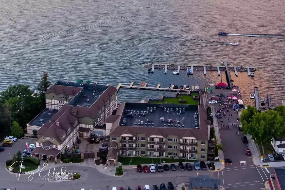 Bird's eye view, Bird's-eye View in Chase On The Lake