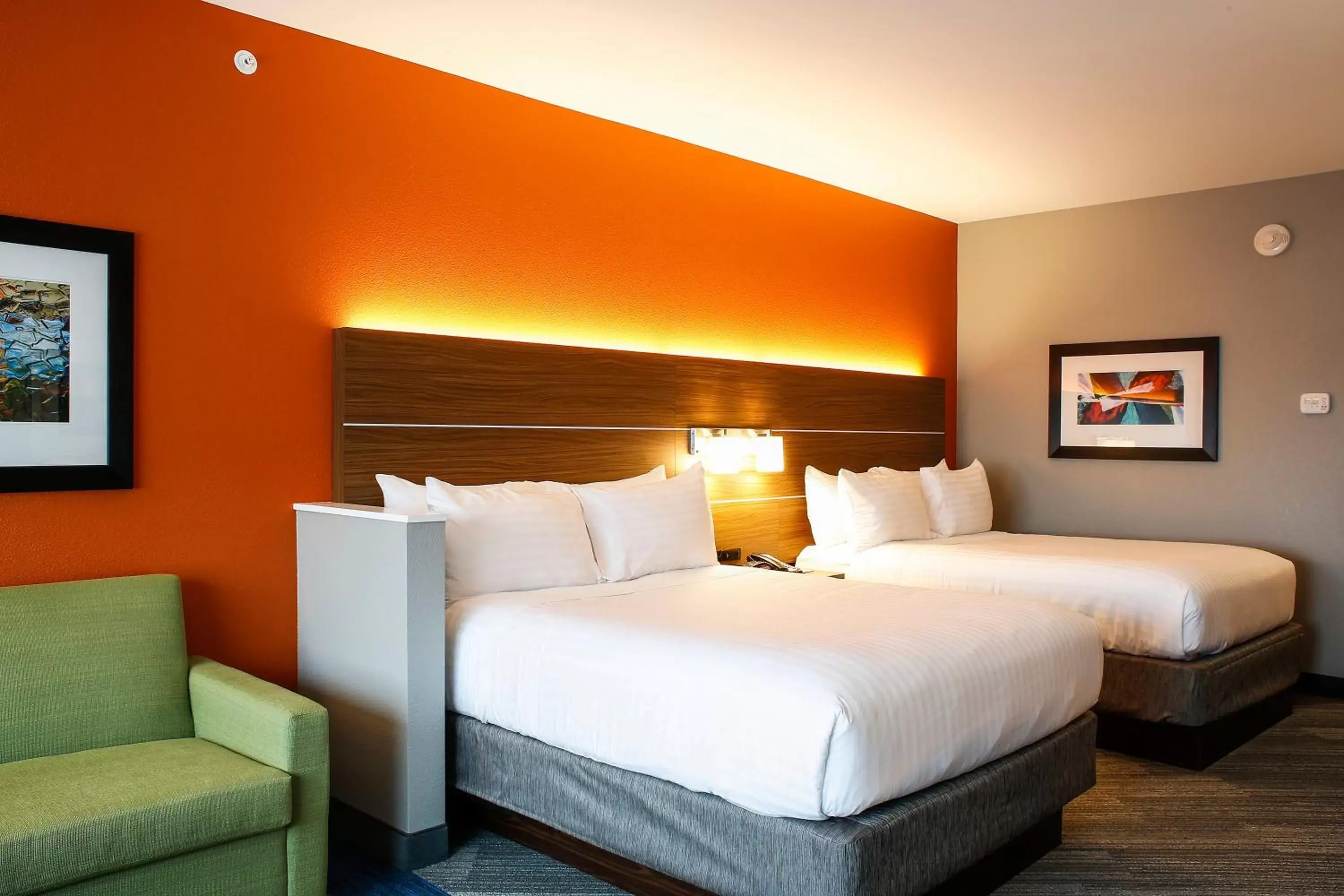 Bedroom, Bed in Holiday Inn Express & Suites Downtown Louisville, an IHG Hotel