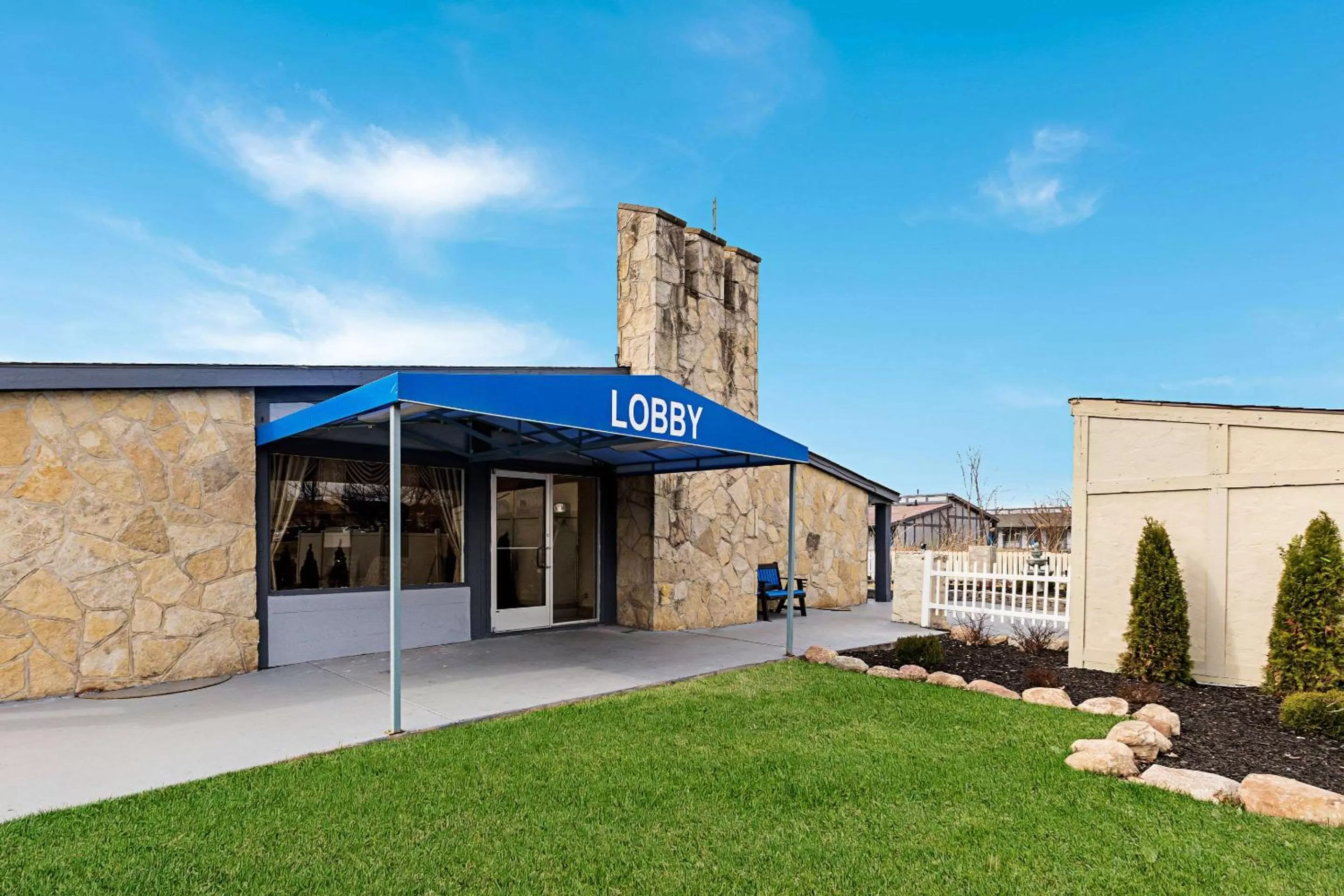 Property Building in Rodeway Inn Metro Airport