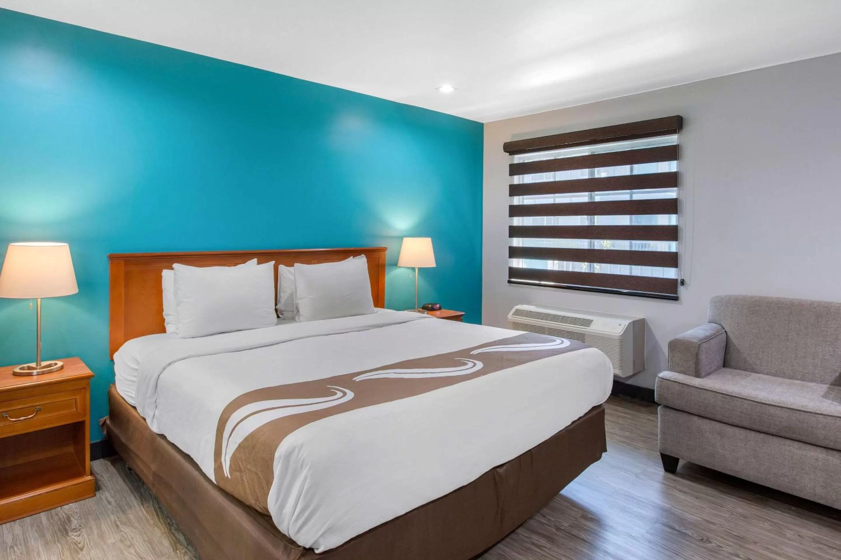 Bedroom, Bed in Quality Inn Near Hollywood Walk of Fame