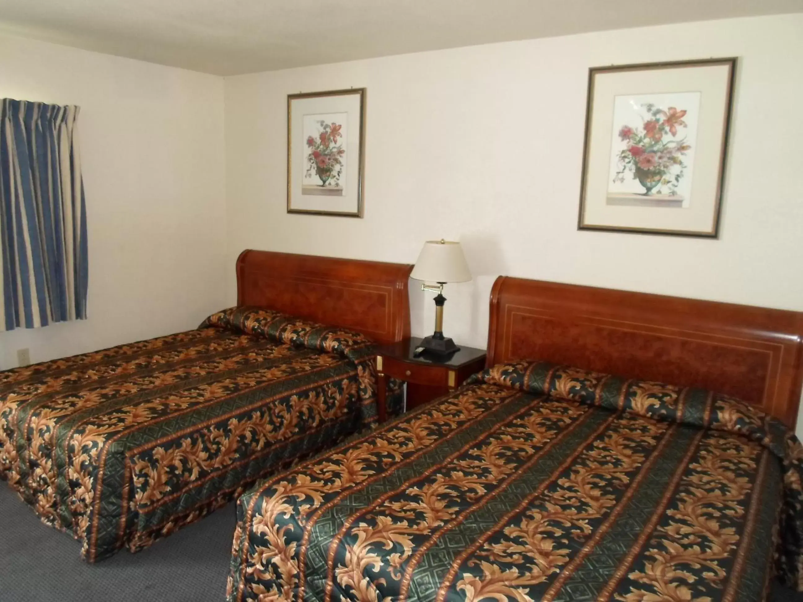 Photo of the whole room, Bed in Budget Inn Morgan Hill