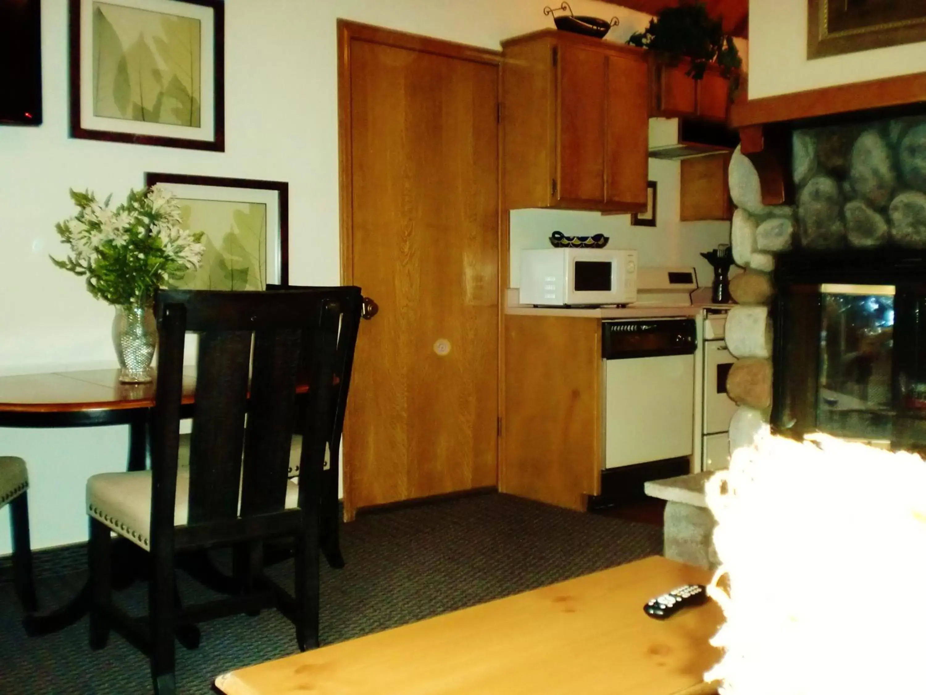 Dining area, Kitchen/Kitchenette in The North Shore Inn