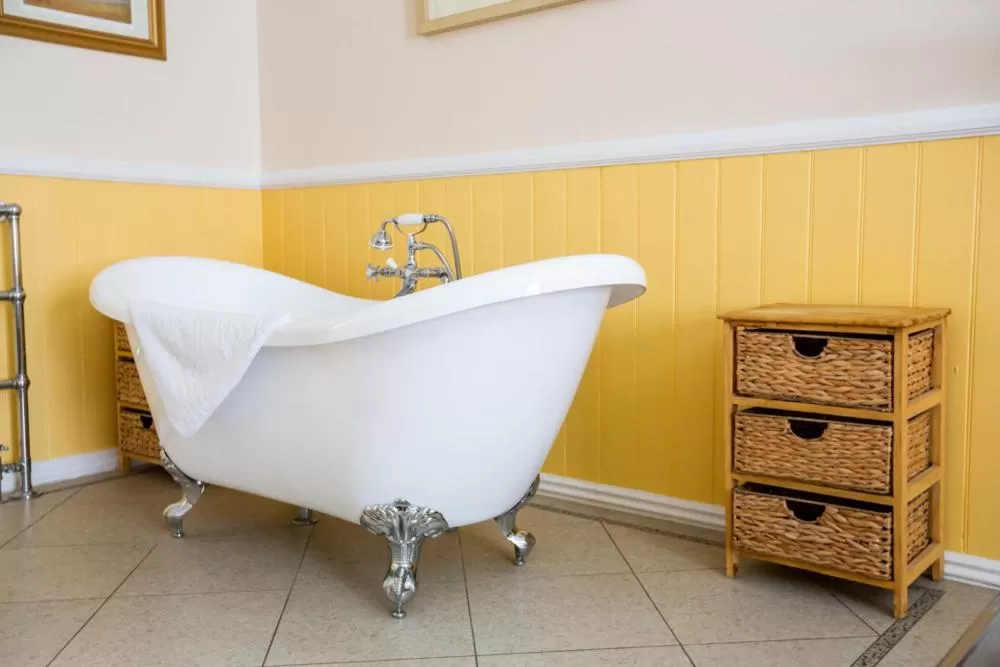 Bath in The Red Lion Hotel