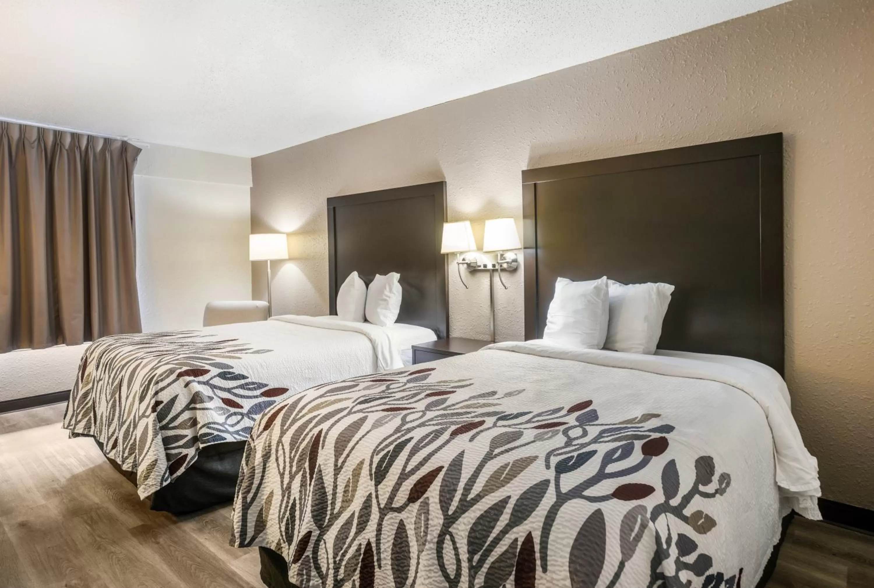 Photo of the whole room, Bed in Red Roof Inn Savannah – Southside/Midtown