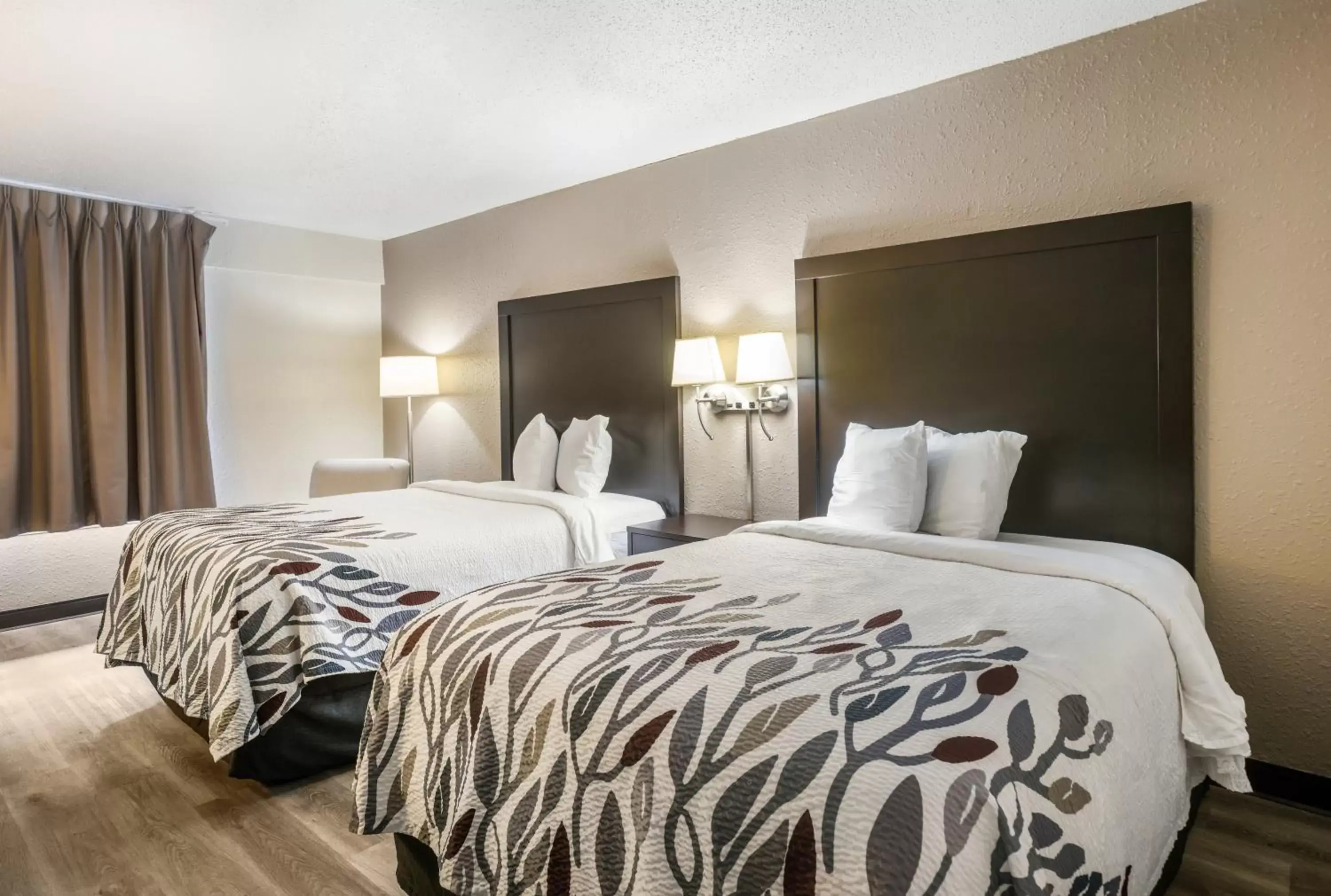 Photo of the whole room, Bed in Red Roof Inn Savannah – Southside/Midtown Photo of the whole room, Bed in Red Roof Inn Savannah – Southside/Midtown