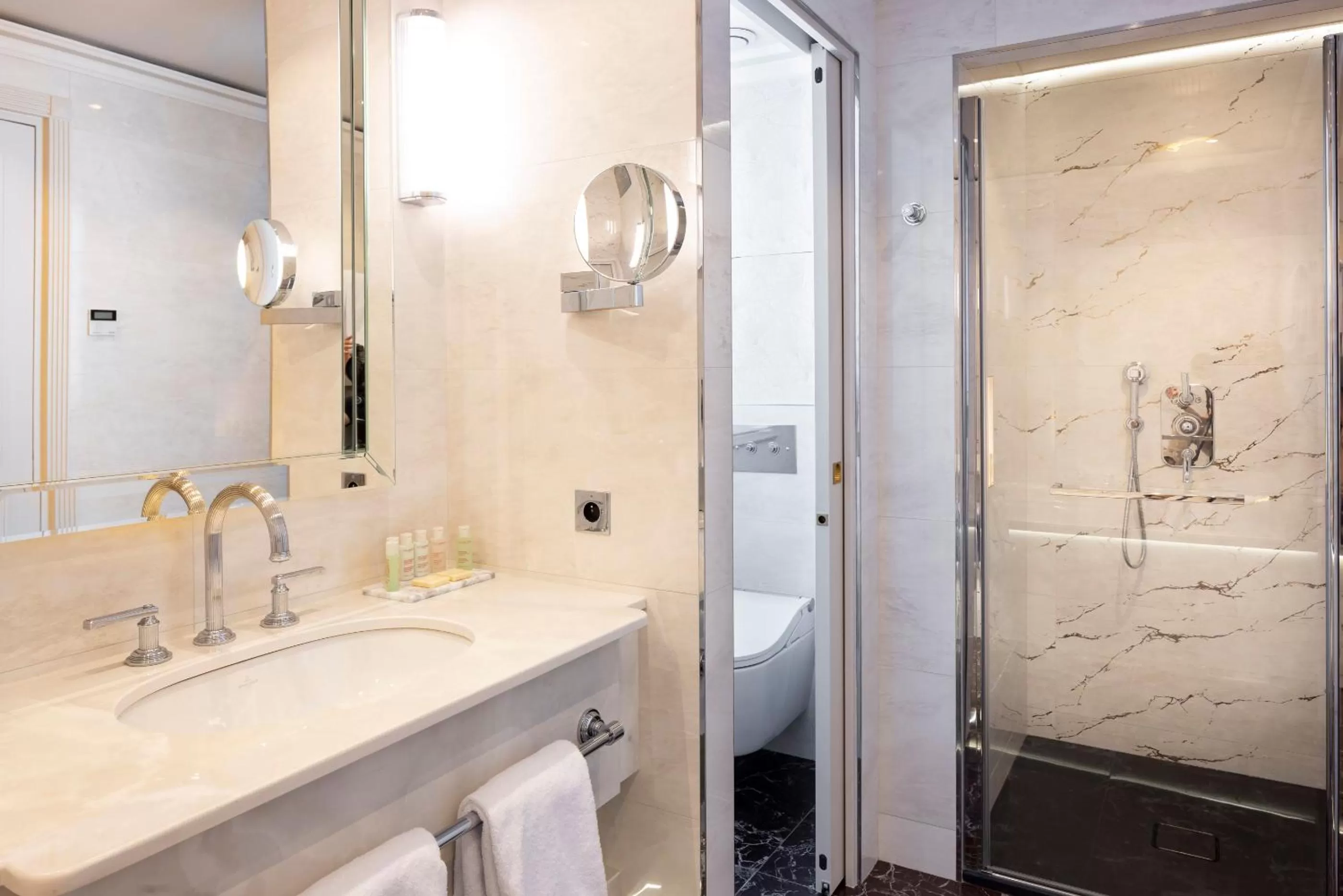 Shower in Manolita Paris