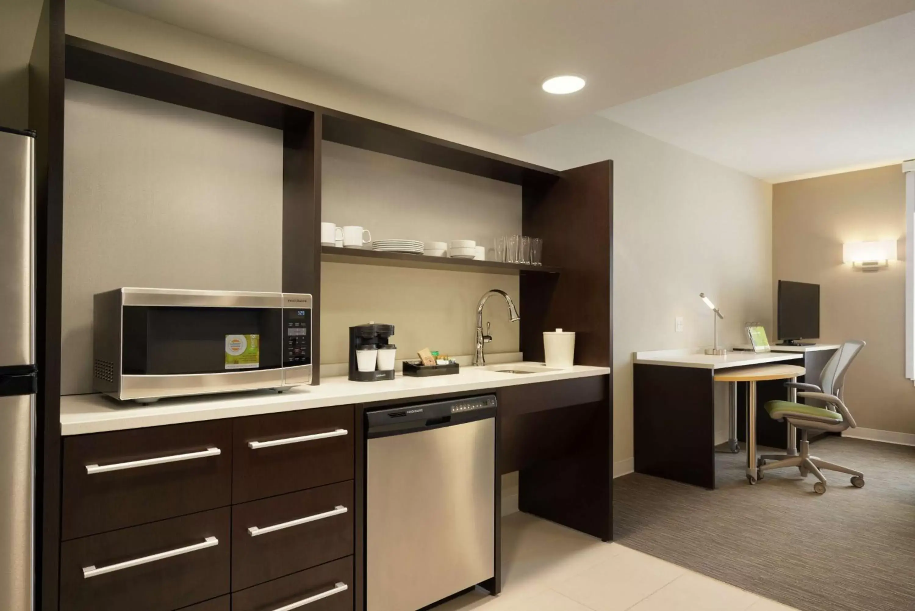 Bedroom, Kitchen/Kitchenette in Home2 Suites By Hilton Leavenworth Downtown