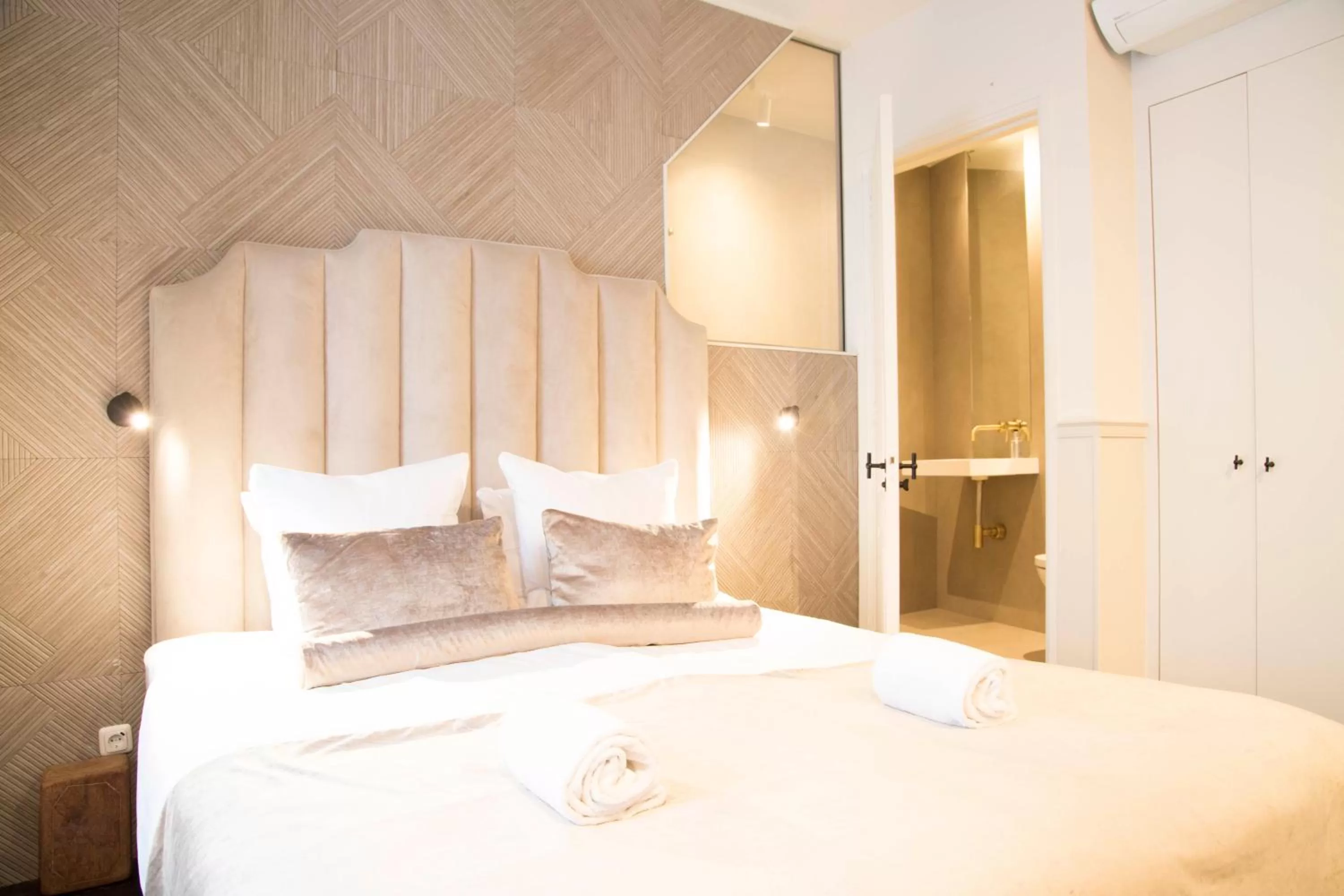 Photo of the whole room, Bed in House of Amstel