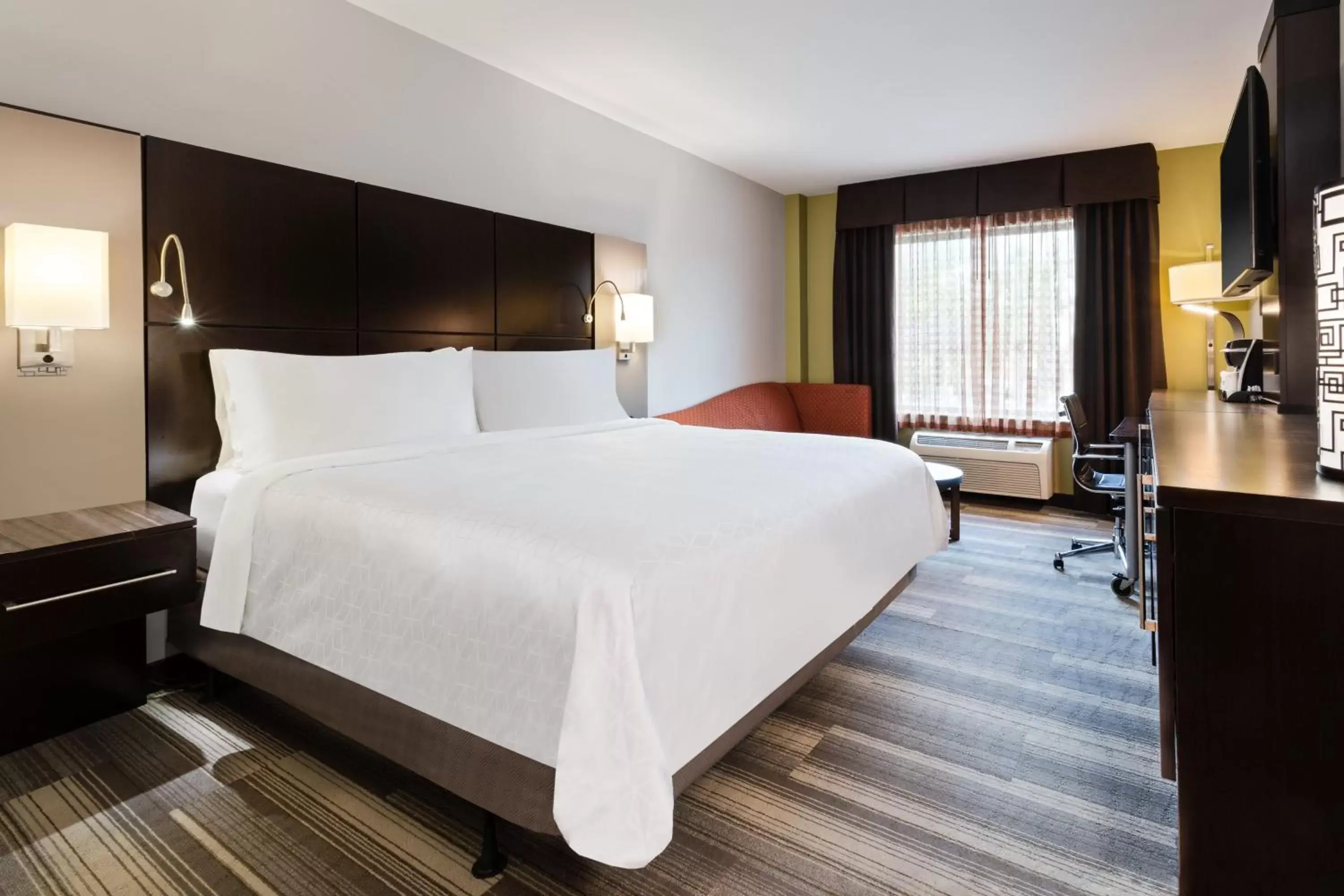 Photo of the whole room, Bed in Holiday Inn Express Cruise Airport, an IHG Hotel