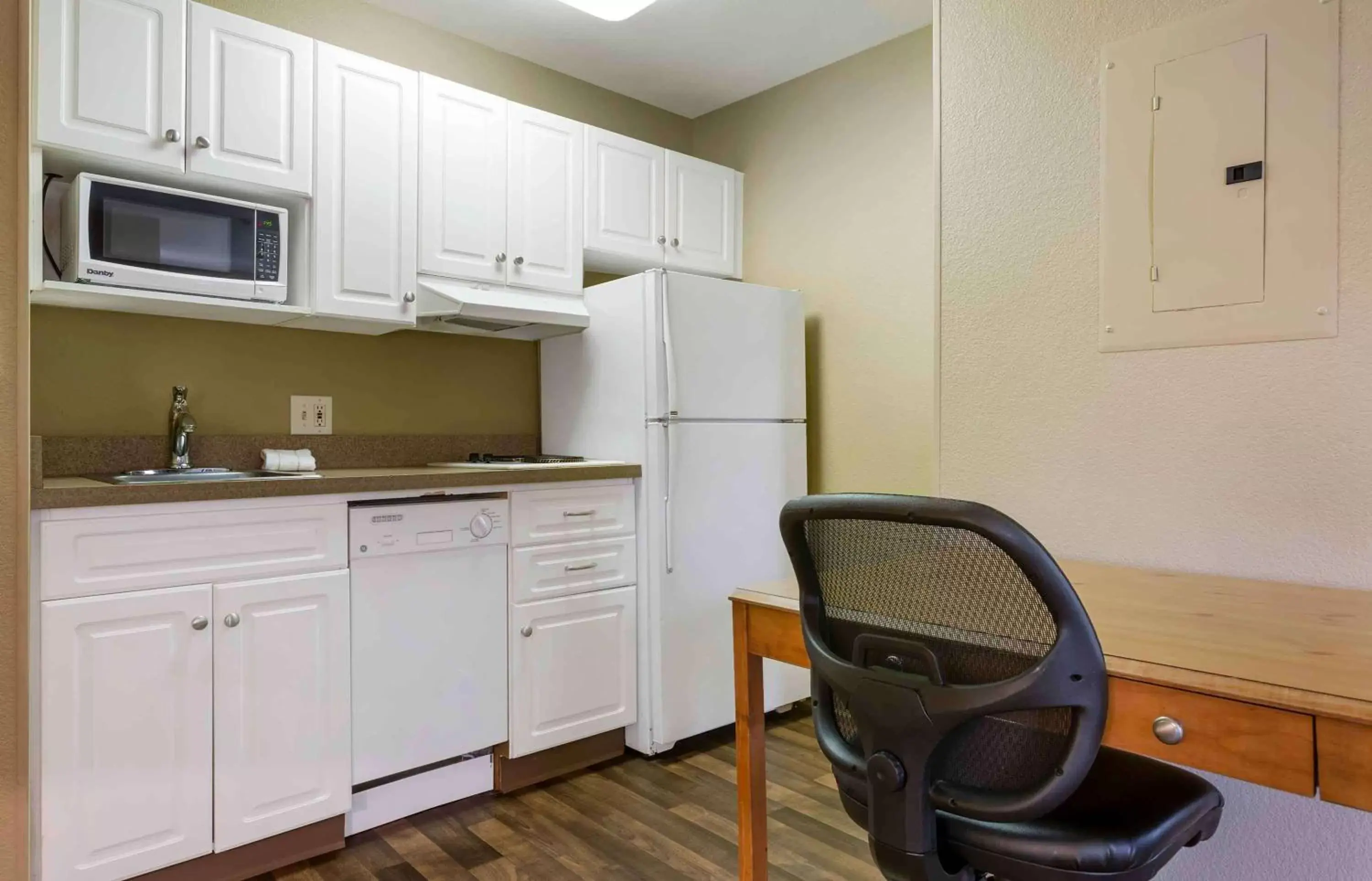 Bedroom, Kitchen/Kitchenette in Extended Stay America Suites - Phoenix - Biltmore