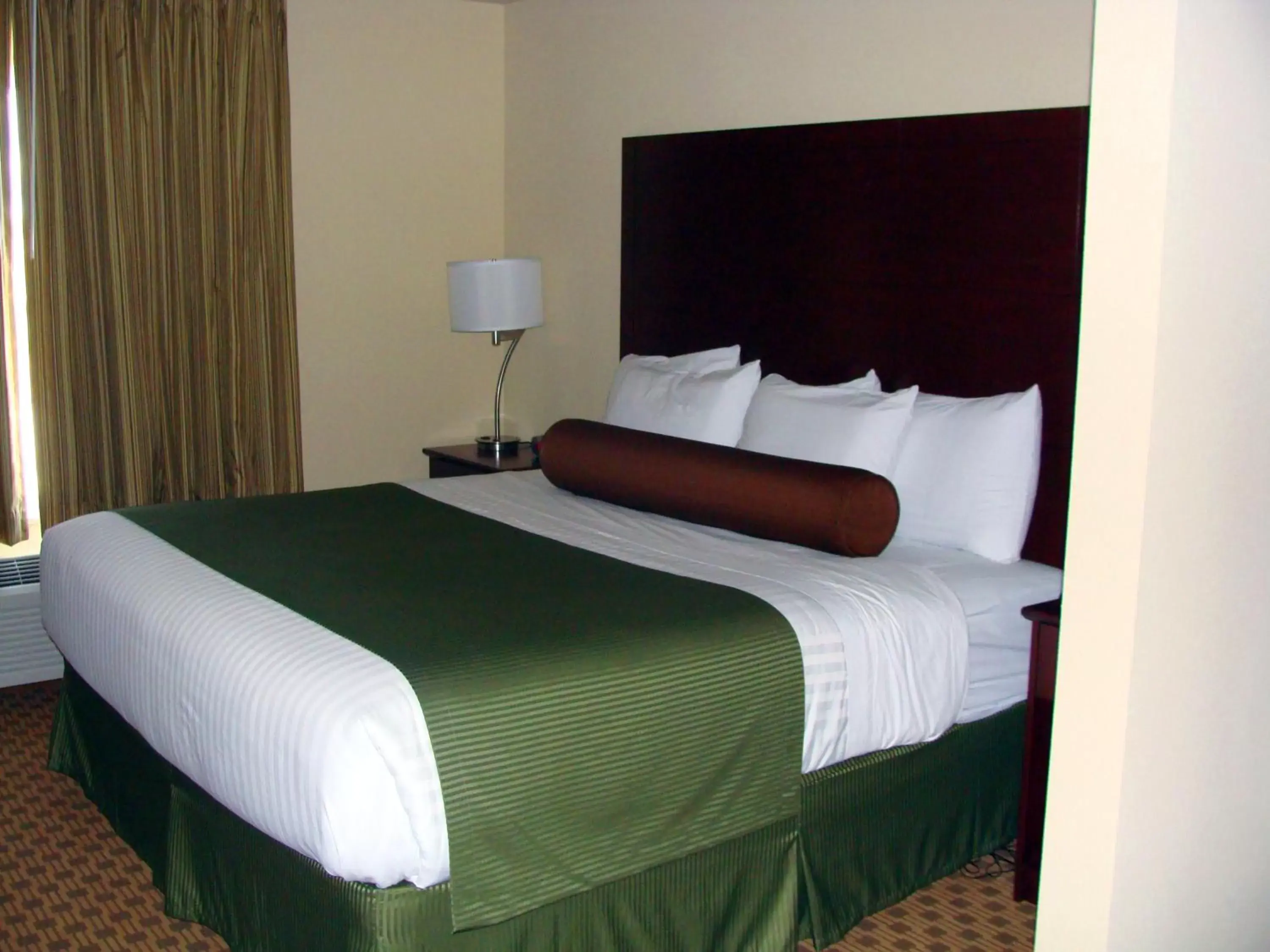 Bed in Cobblestone Hotel & Suites - Broken Bow