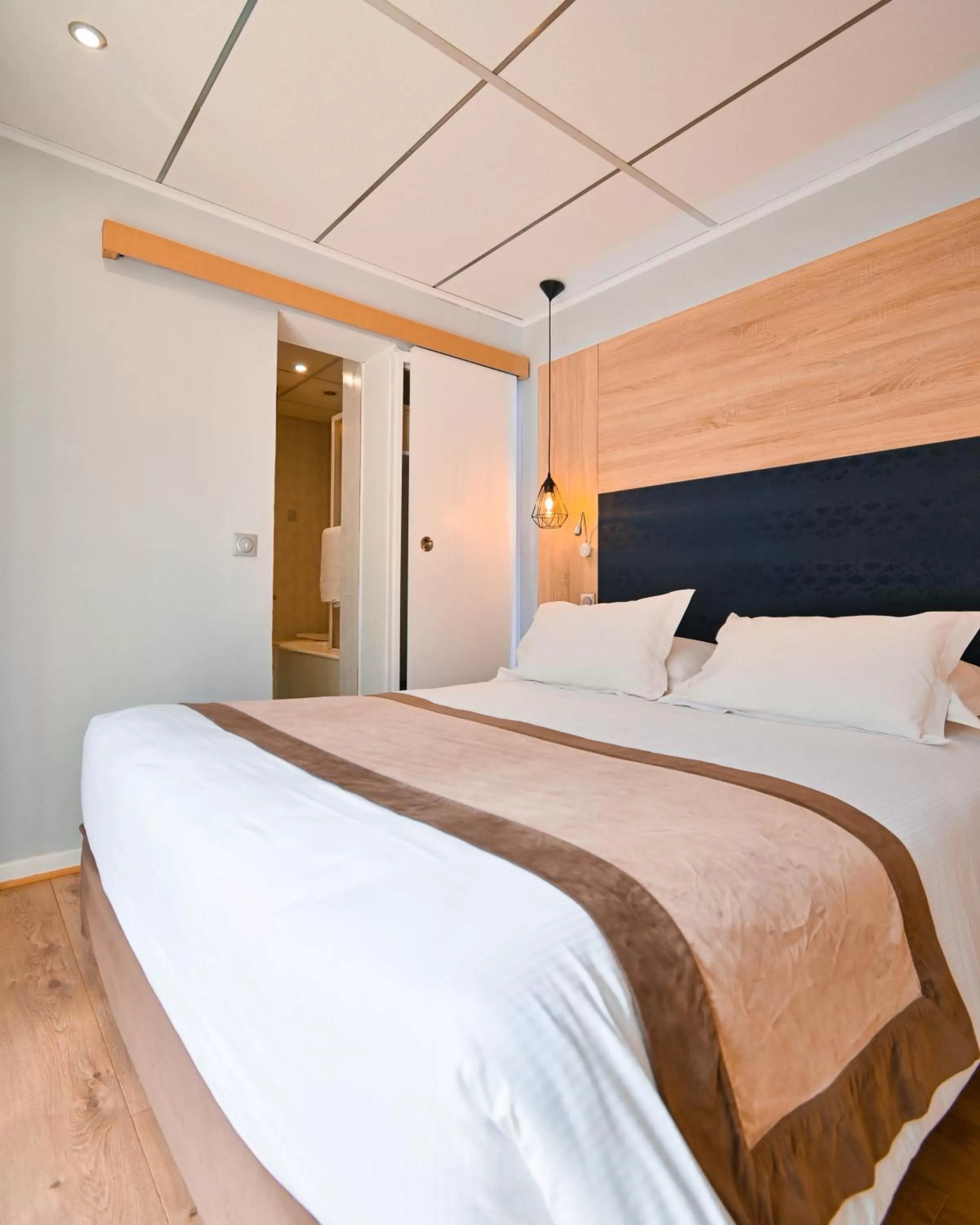 Bedroom, Bed in The Originals Boutique, Hôtel du Pont Roupt, Mende