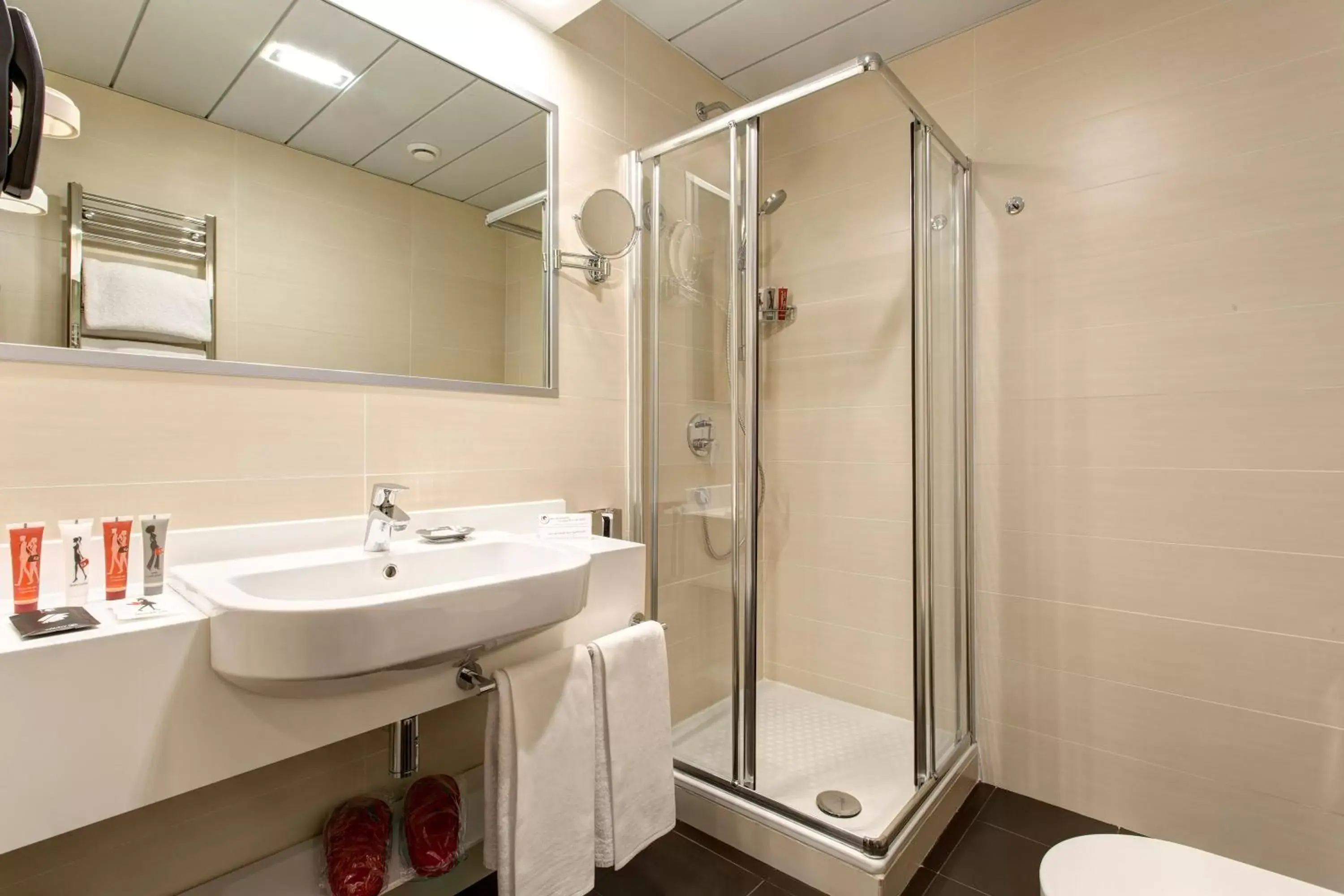 Bedroom, Bathroom in iQ Hotel Roma