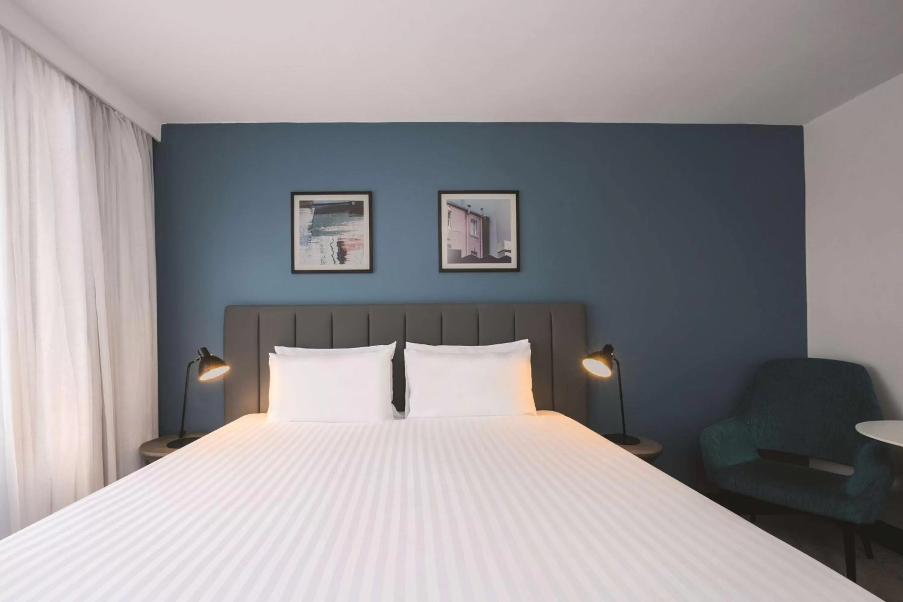 Bedroom, Bed in Travelodge Hotel Hobart