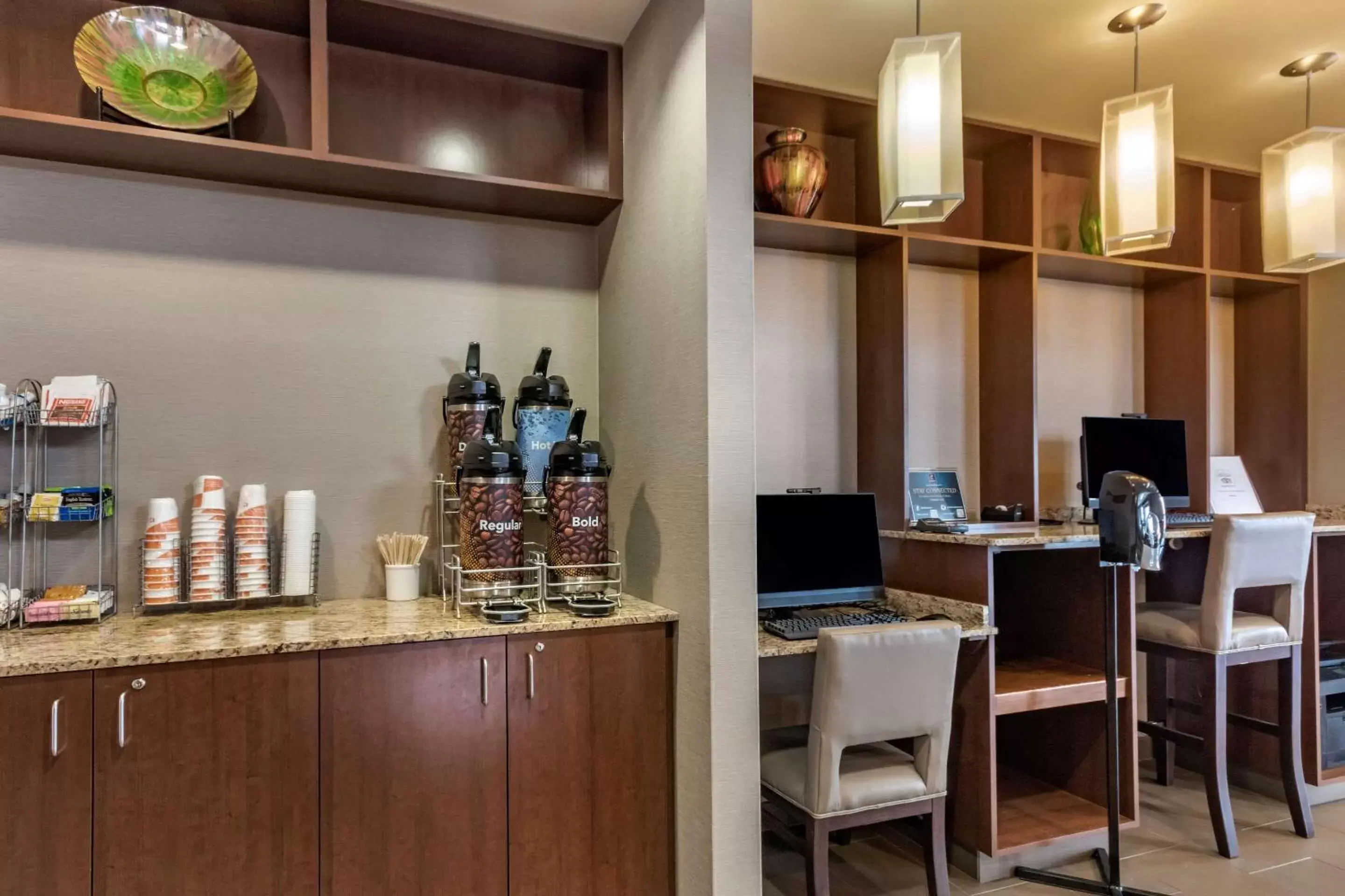 On site, Restaurant/Places to Eat in Comfort Suites Airport-University