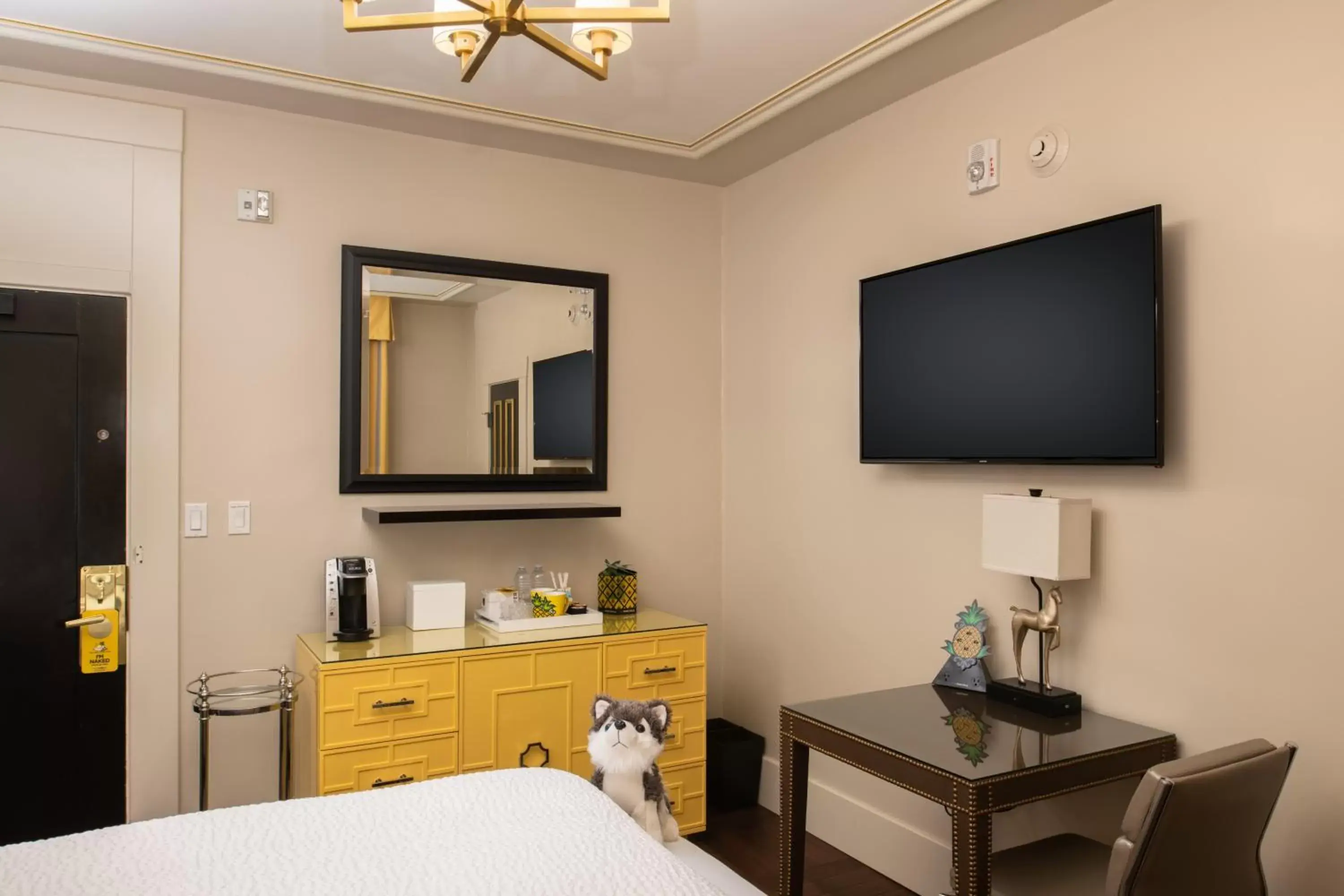 TV and multimedia, TV/Entertainment Center in Staypineapple, An Elegant Hotel, Union Square
