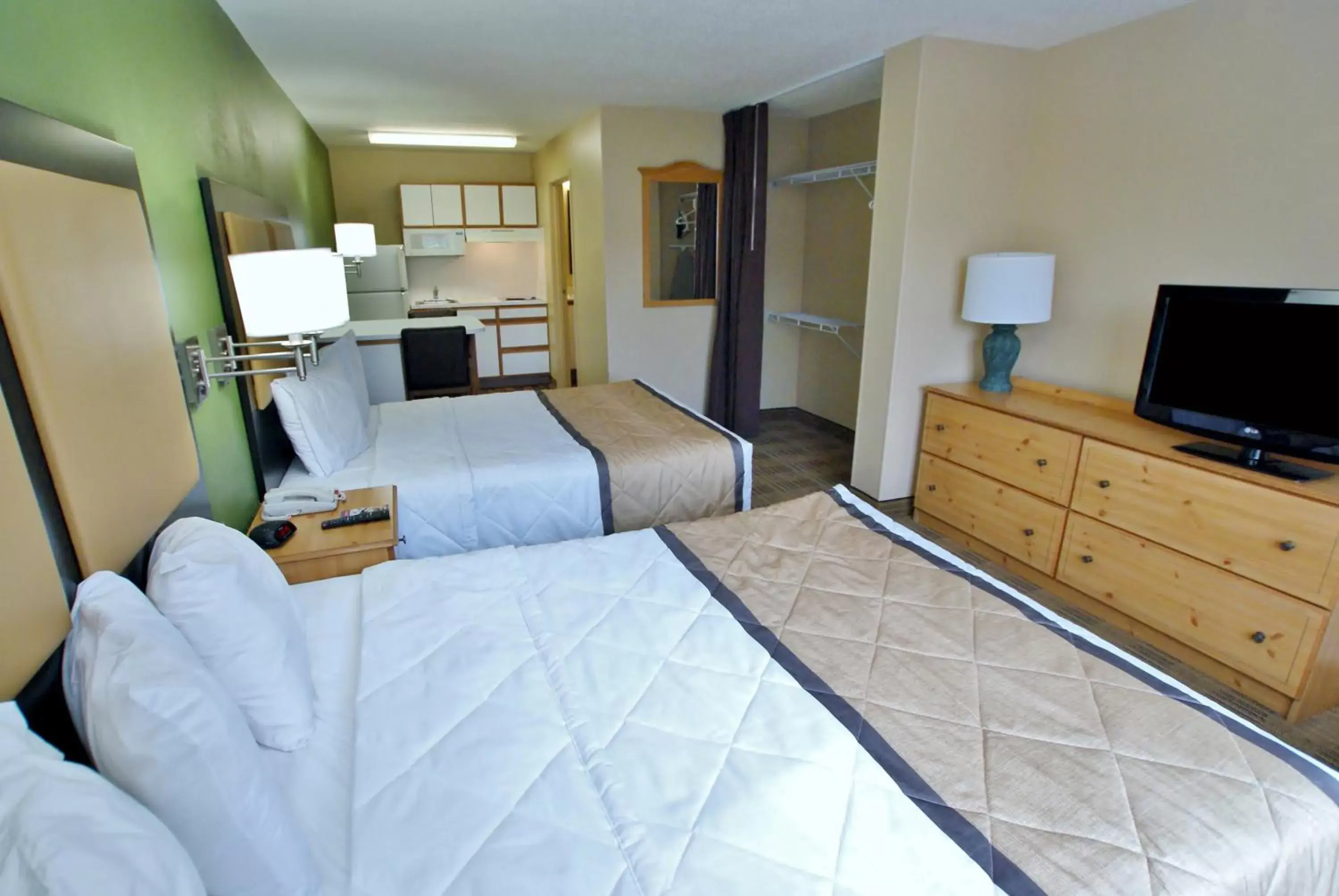 TV and multimedia, Bed in Extended Stay America Suites - Atlanta - Cumberland Mall