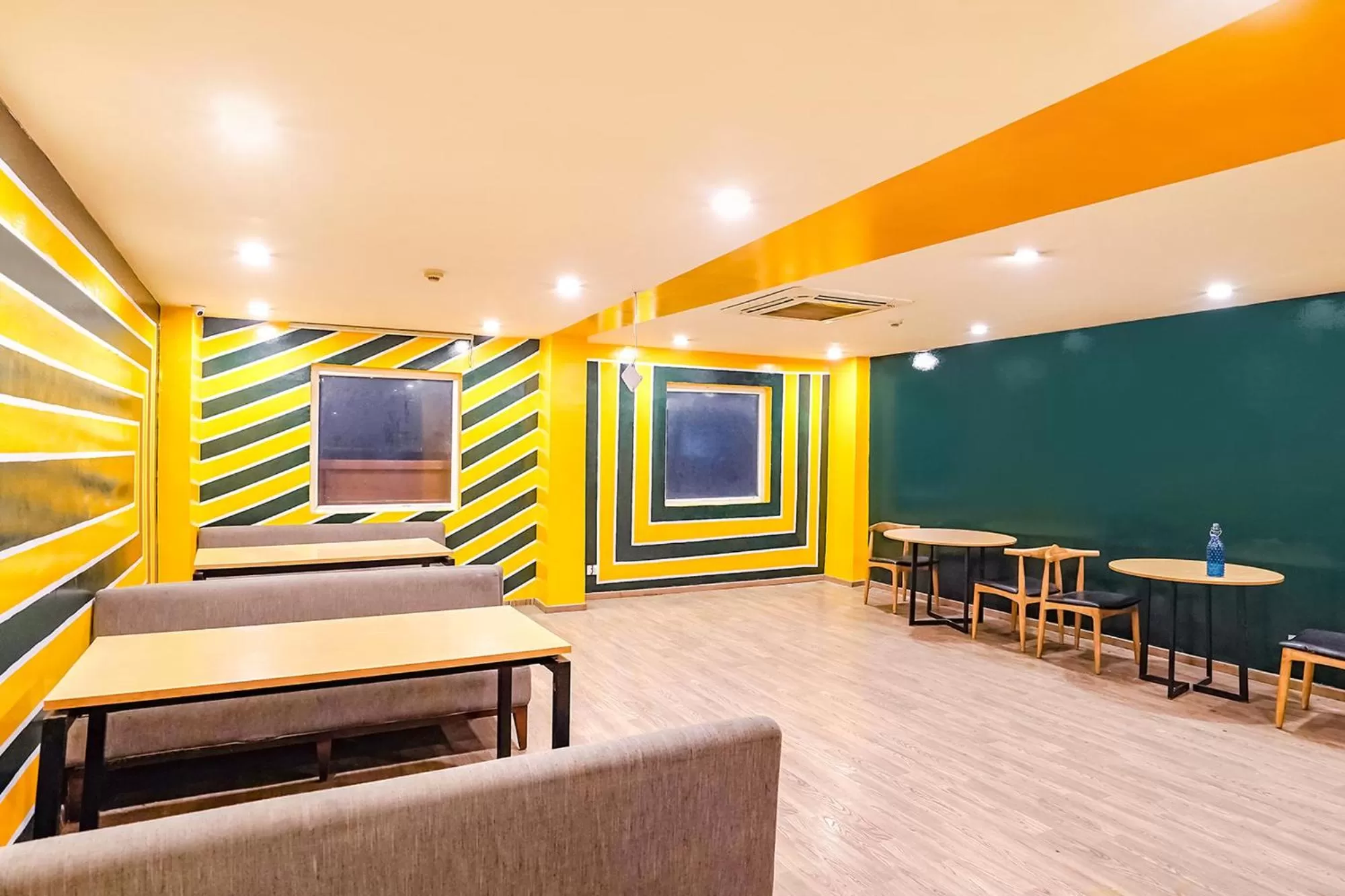 Restaurant/places to eat in FabHotel F9 Sector 121