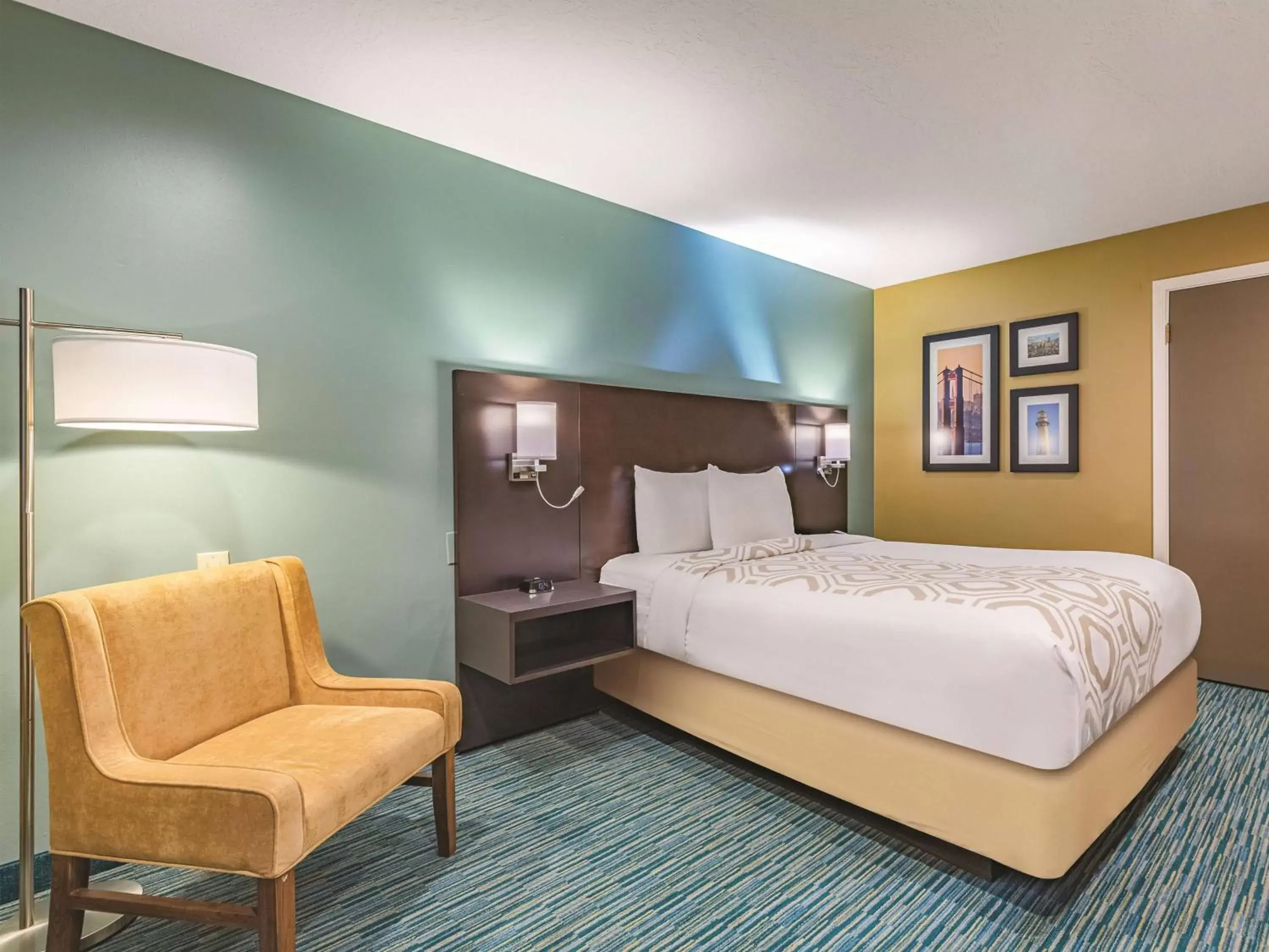 Photo of the whole room, Bed in La Quinta by Wyndham San Francisco Airport West