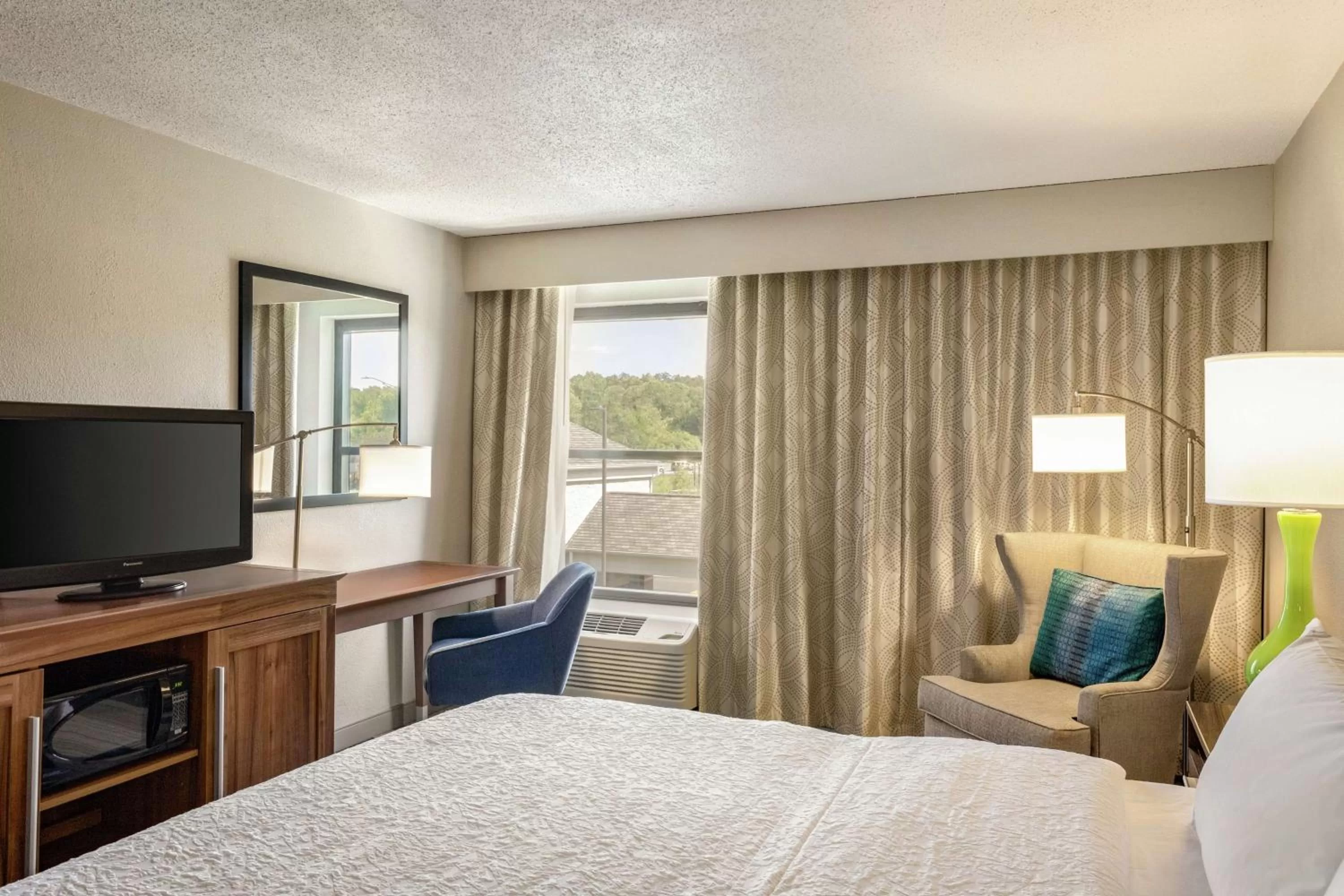 Bedroom, Bed in Hampton Inn Birmingham-Trussville