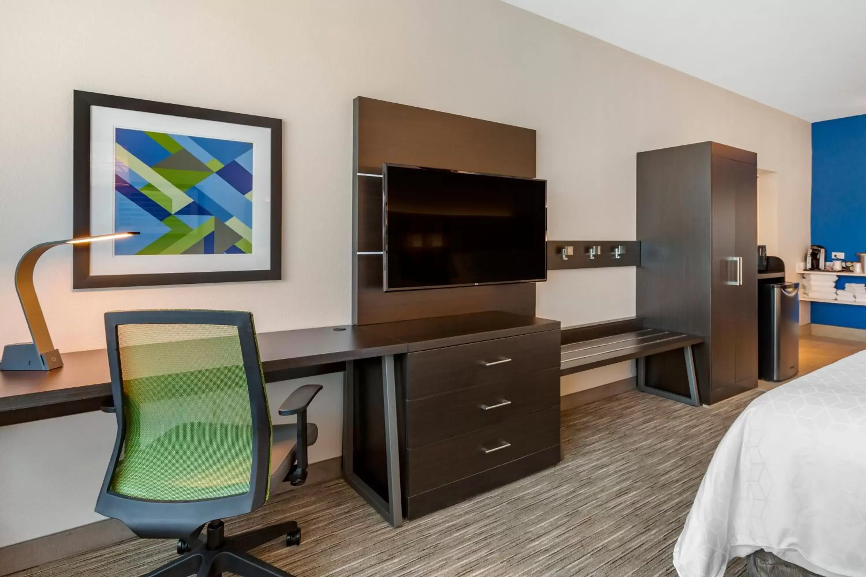 TV and multimedia in Holiday Inn Express & Suites - Phoenix Dwtn - State Capitol, an IHG Hotel