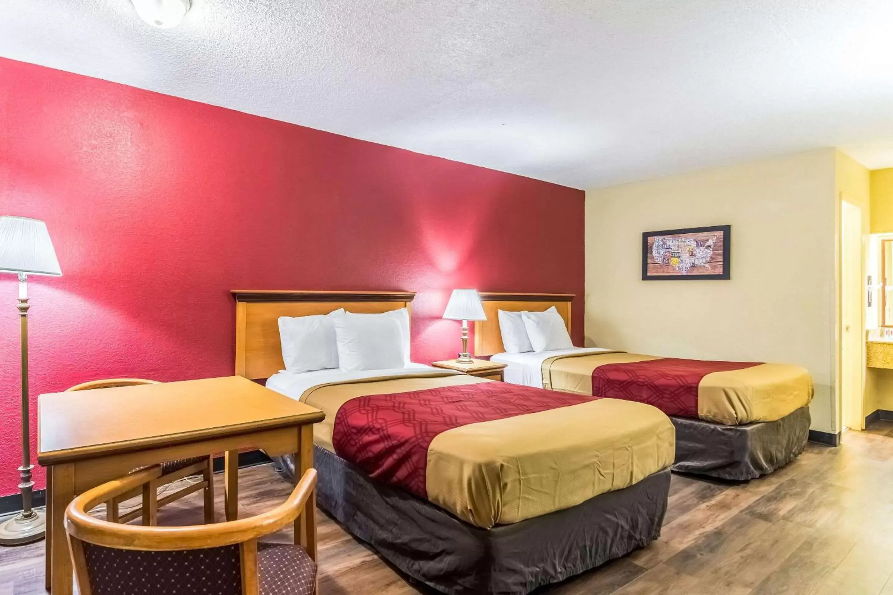 Photo of the whole room, Bed in Econo Lodge Whiteville