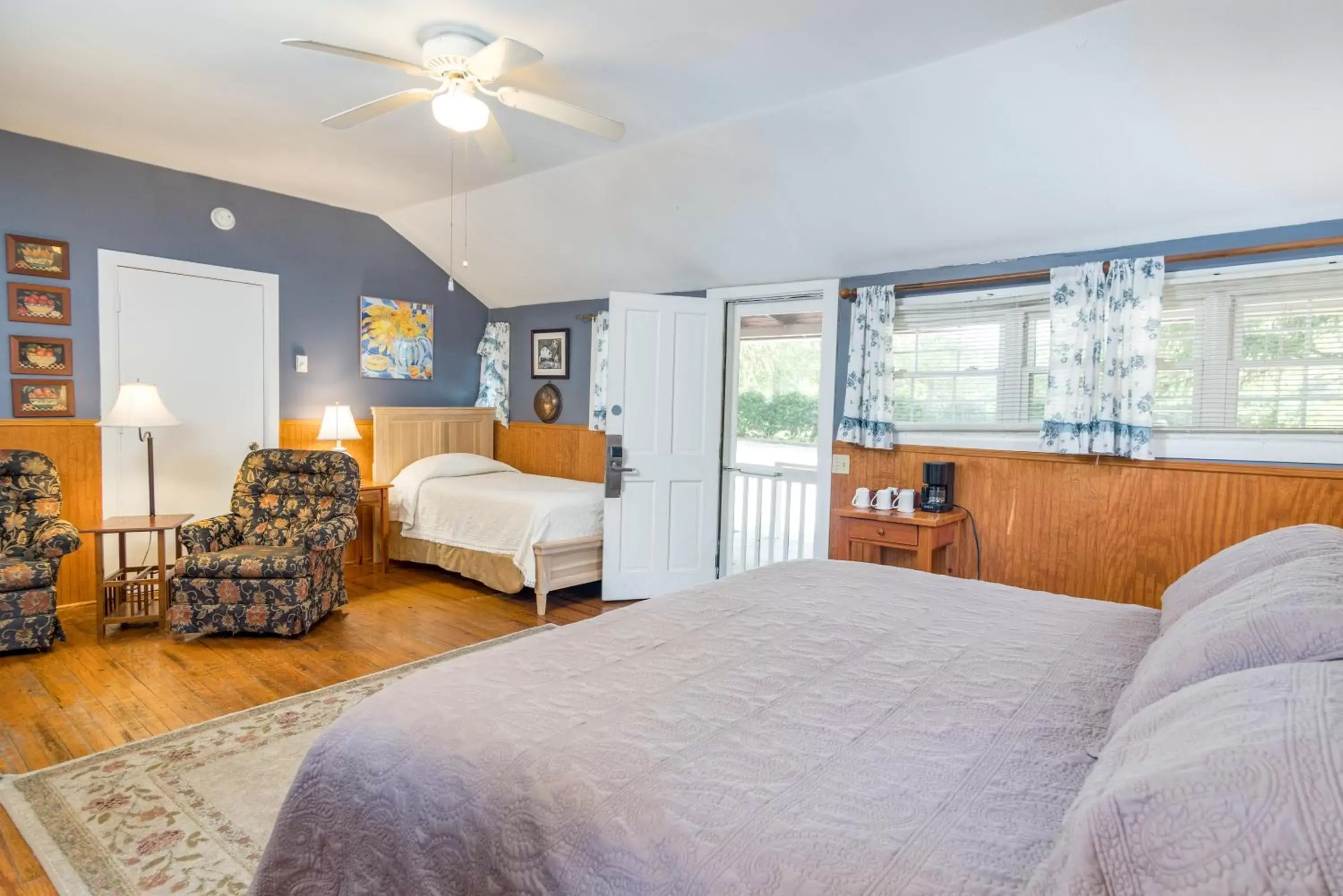 Bedroom, Bed in Highland Lake Inn & Resort - Flat Rock