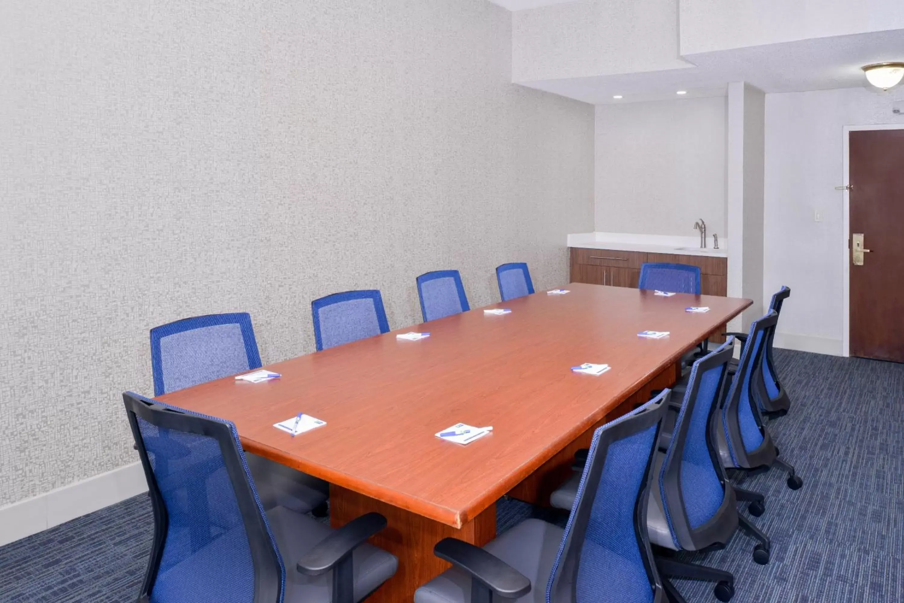 Meeting/conference room in Holiday Inn Express Burlington, an IHG Hotel