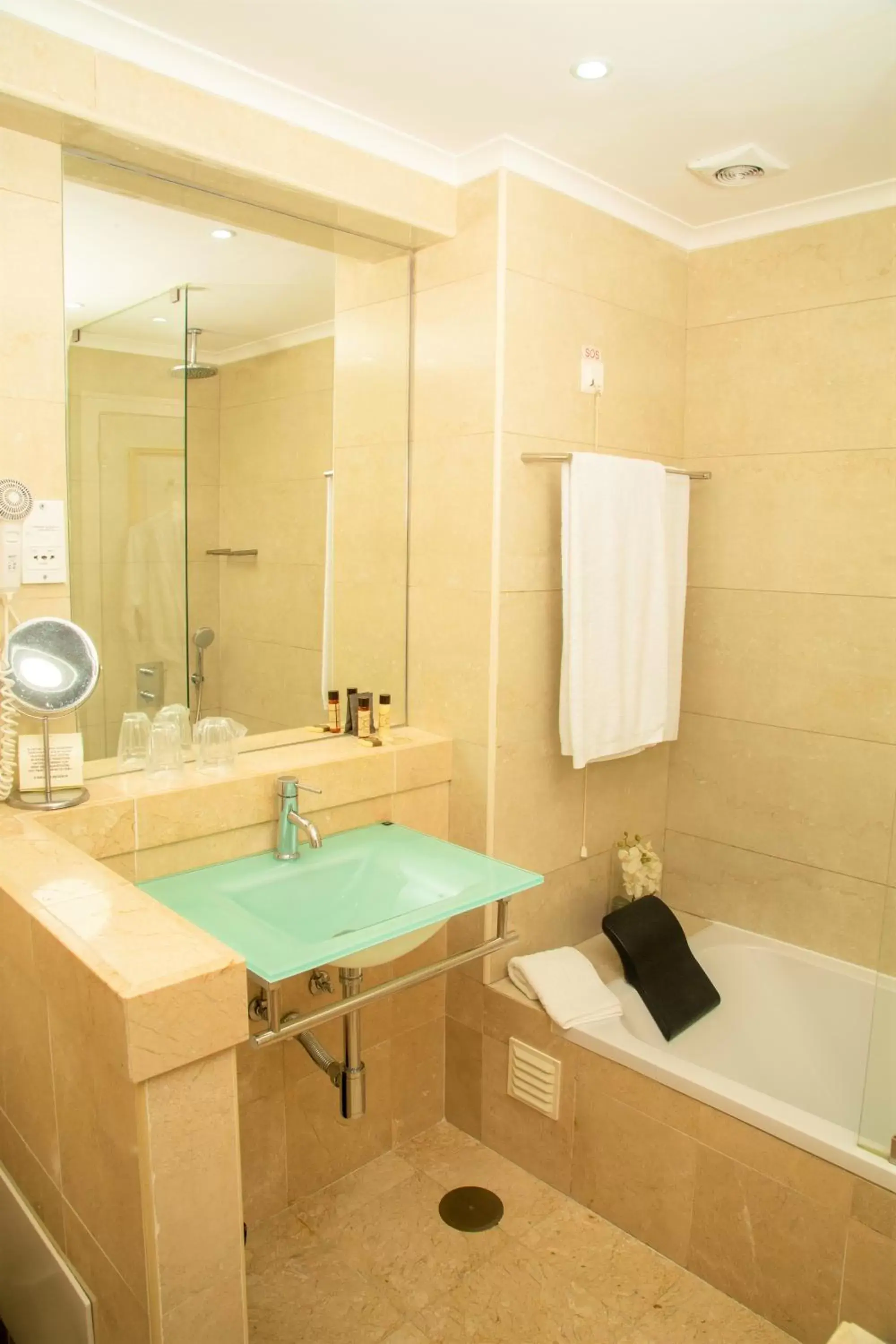 Shower, Bathroom in Casa Senhoras Rainhas - Óbidos - by Unlock Hotels