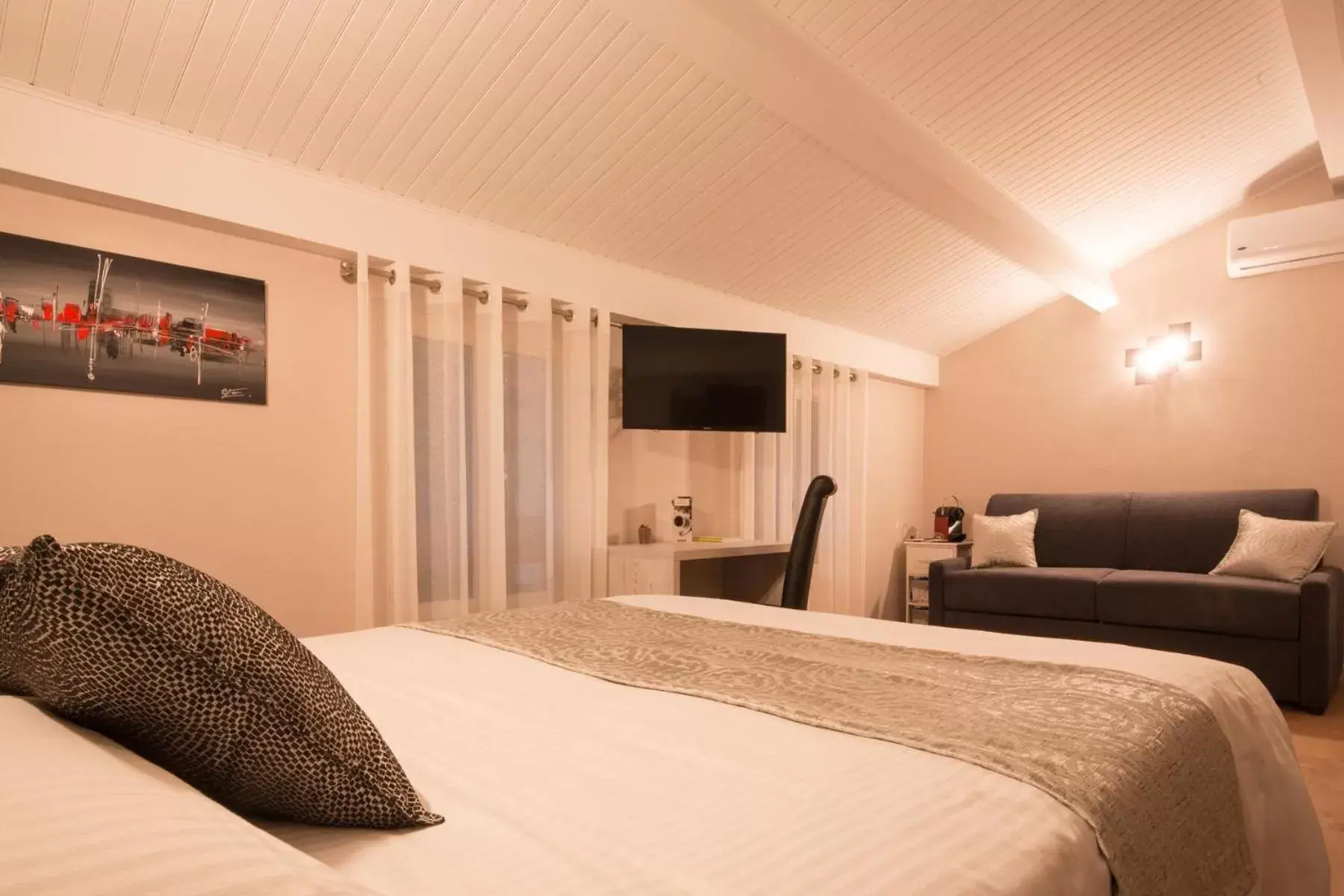 Bedroom, Bed in Logis Hotel Le Petit Casset