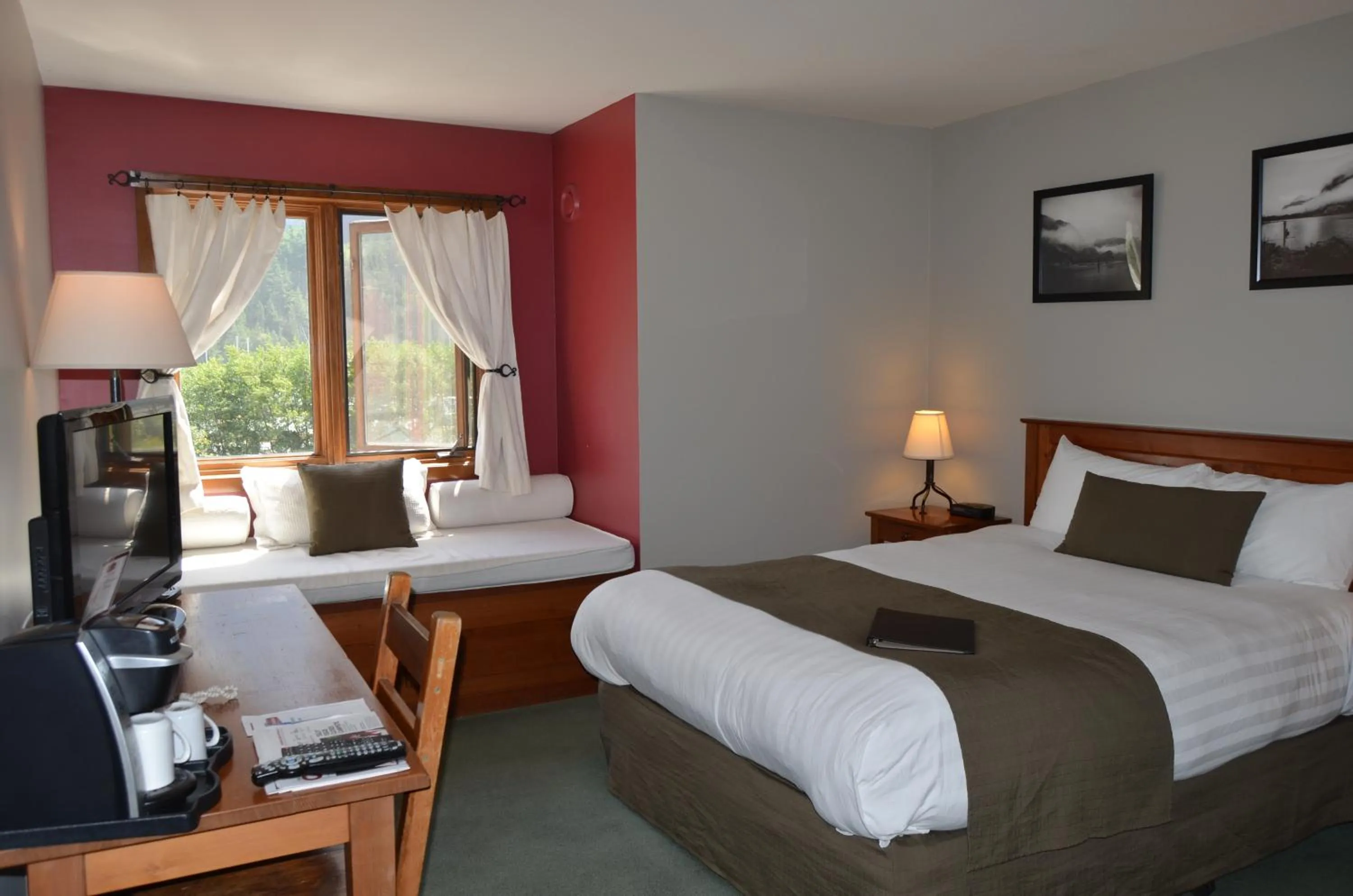 Bedroom, Bed in Howe Sound Inn & Brewing Company