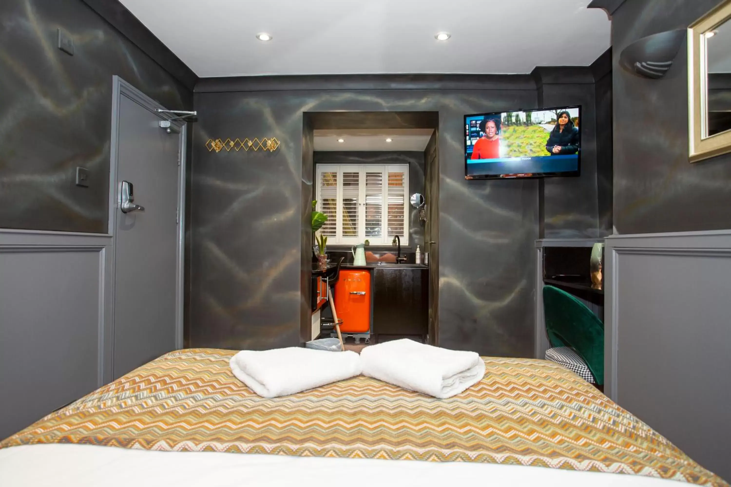 Kitchen or kitchenette, Bed in The Rokxy Townhouse - Kings Cross