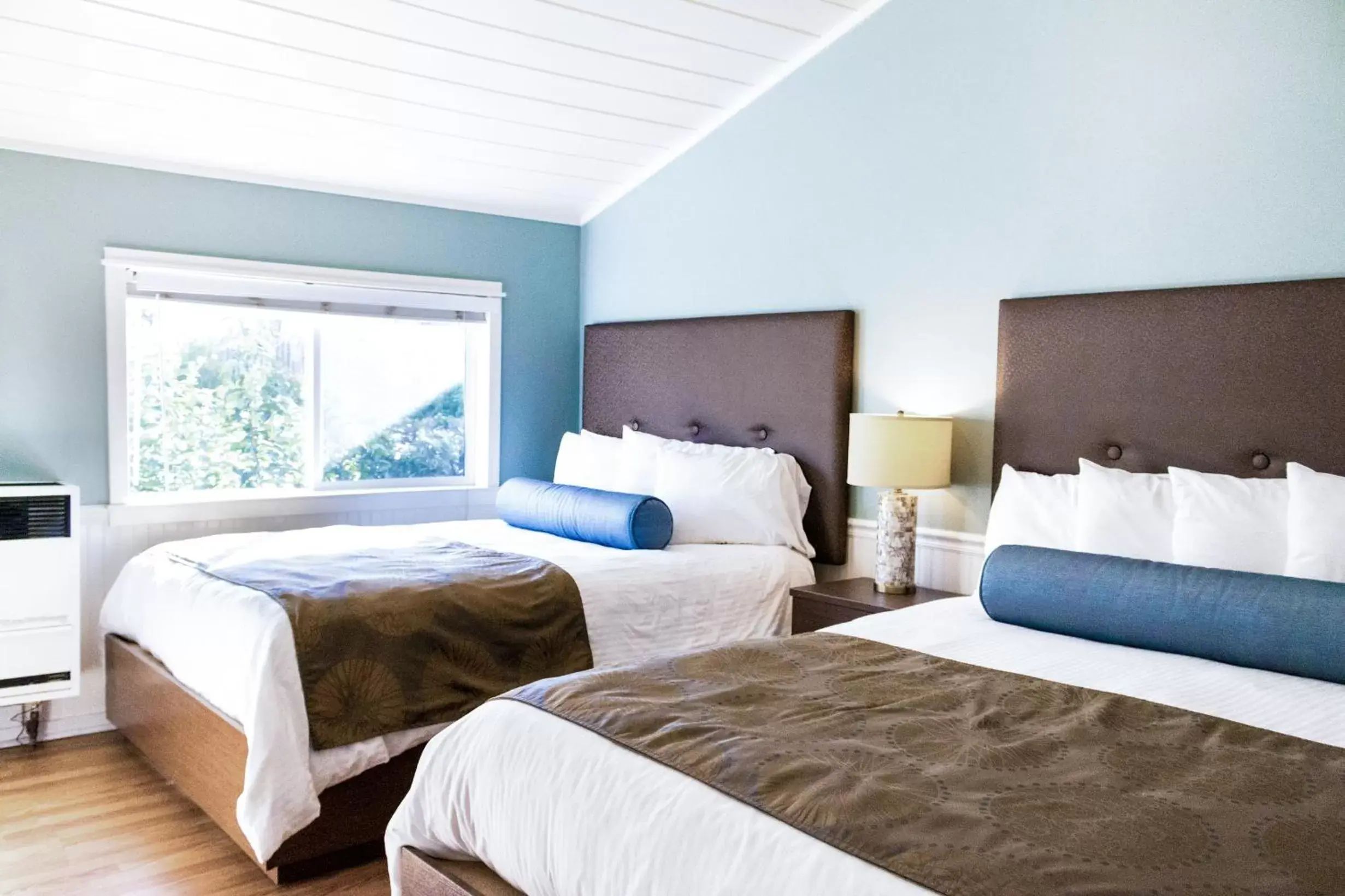 Photo of the whole room, Bed in Ocean Echo Inn & Beach Cottages