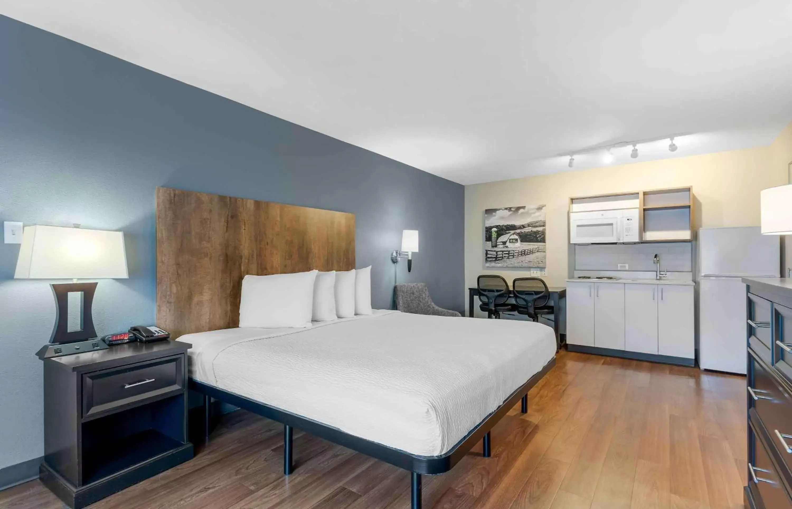 Bedroom, Bed in Extended Stay America Suites - San Francisco - San Mateo - SFO