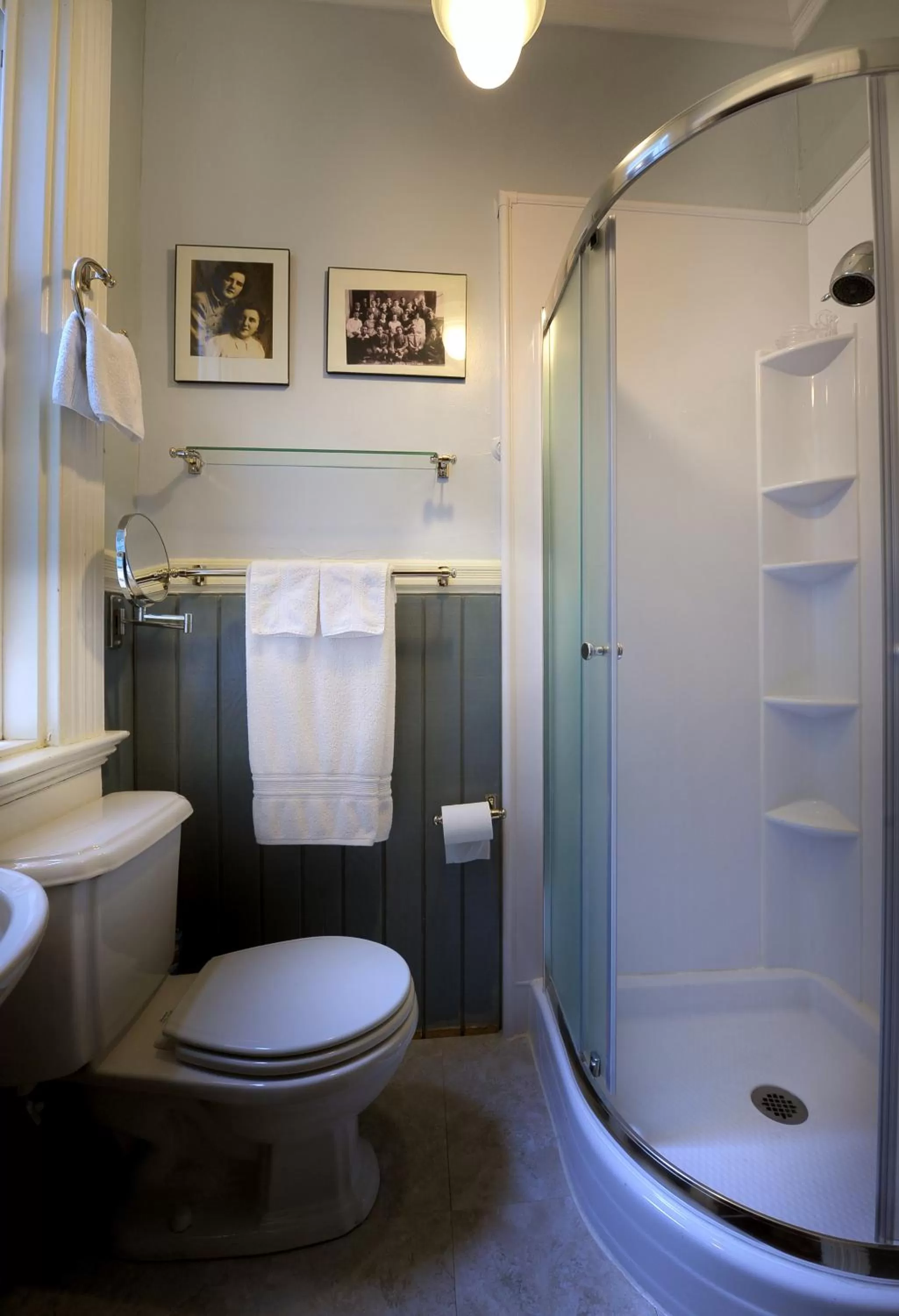 Shower, Bathroom in Noe's Nest Bed and Breakfast