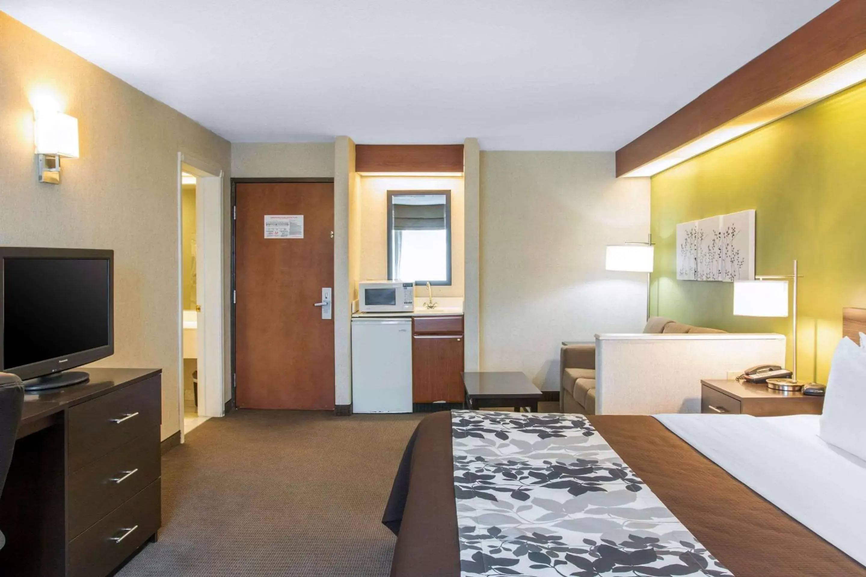 Photo of the whole room, Bed in Sleep Inn & Suites Oregon