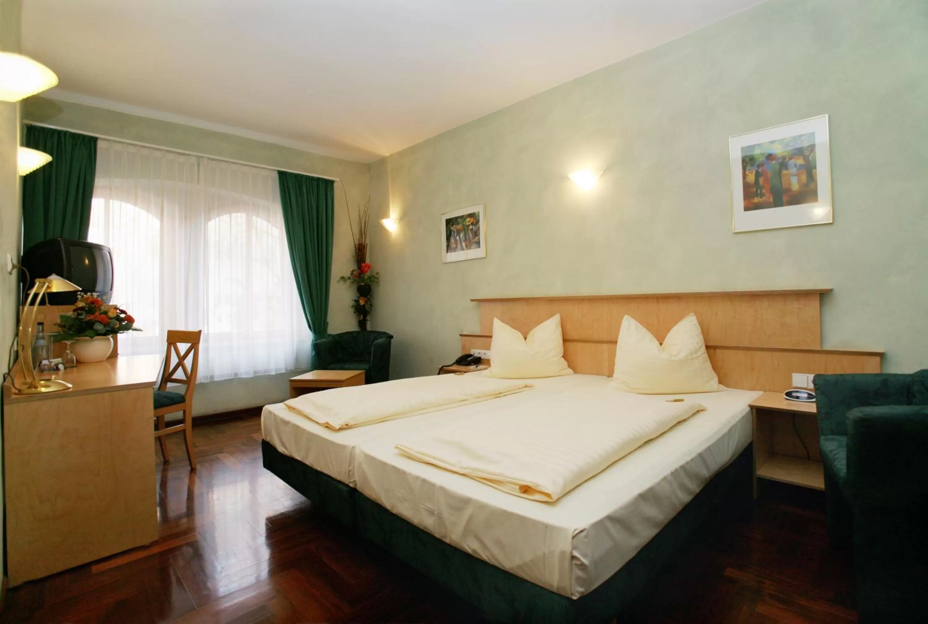 Photo of the whole room, Bed in Hotel Hoepfner Burghof