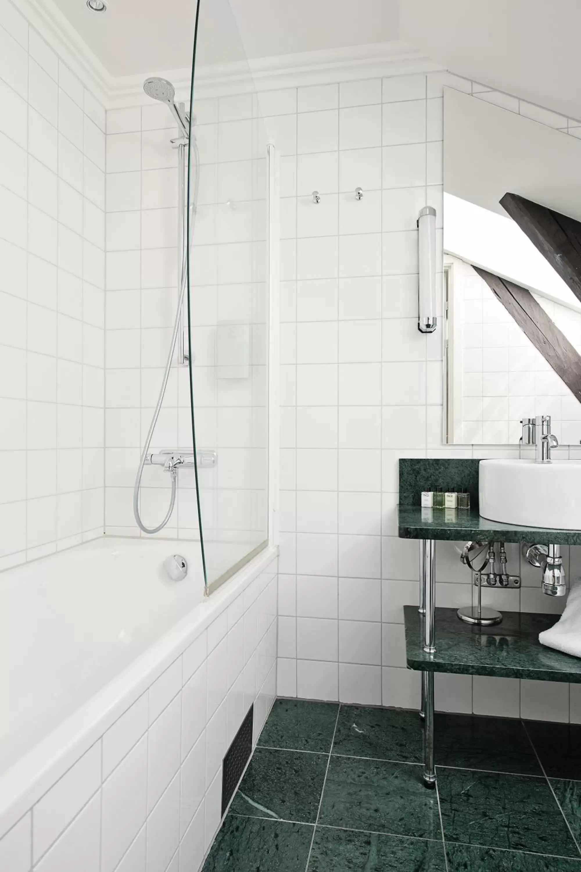 Shower, Bathroom in Elite Stadshotellet Växjö