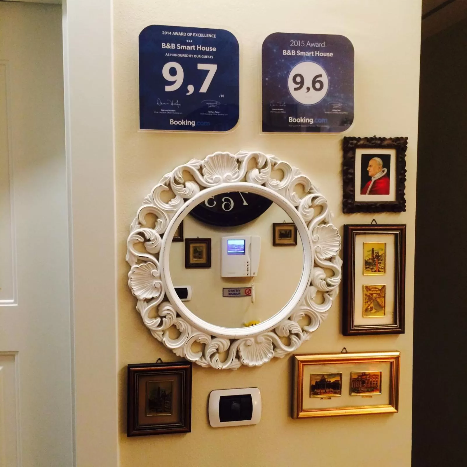 Decorative detail in Smart House Rental Rooms FREE PARKING