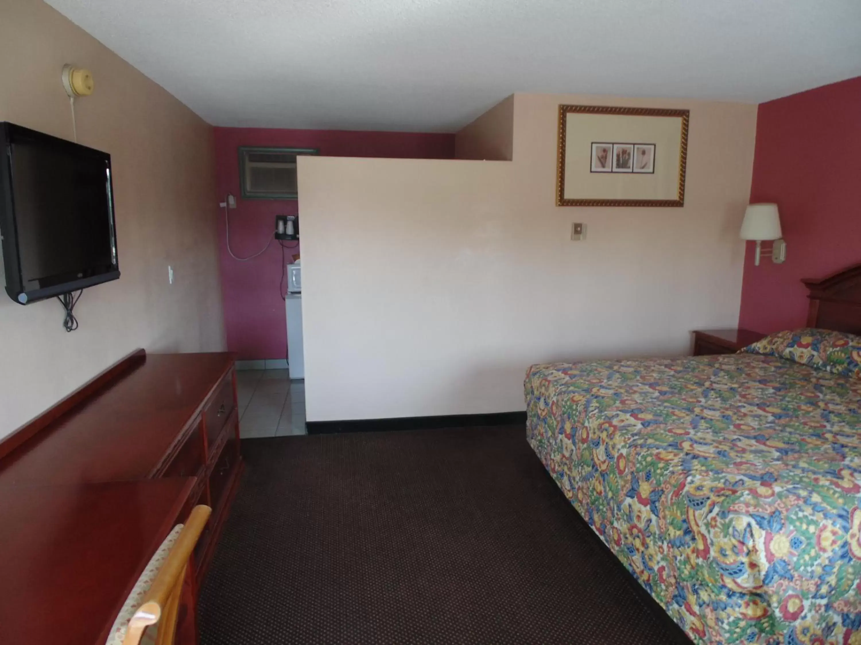 Photo of the whole room, Bed in Western Inn & Suites
